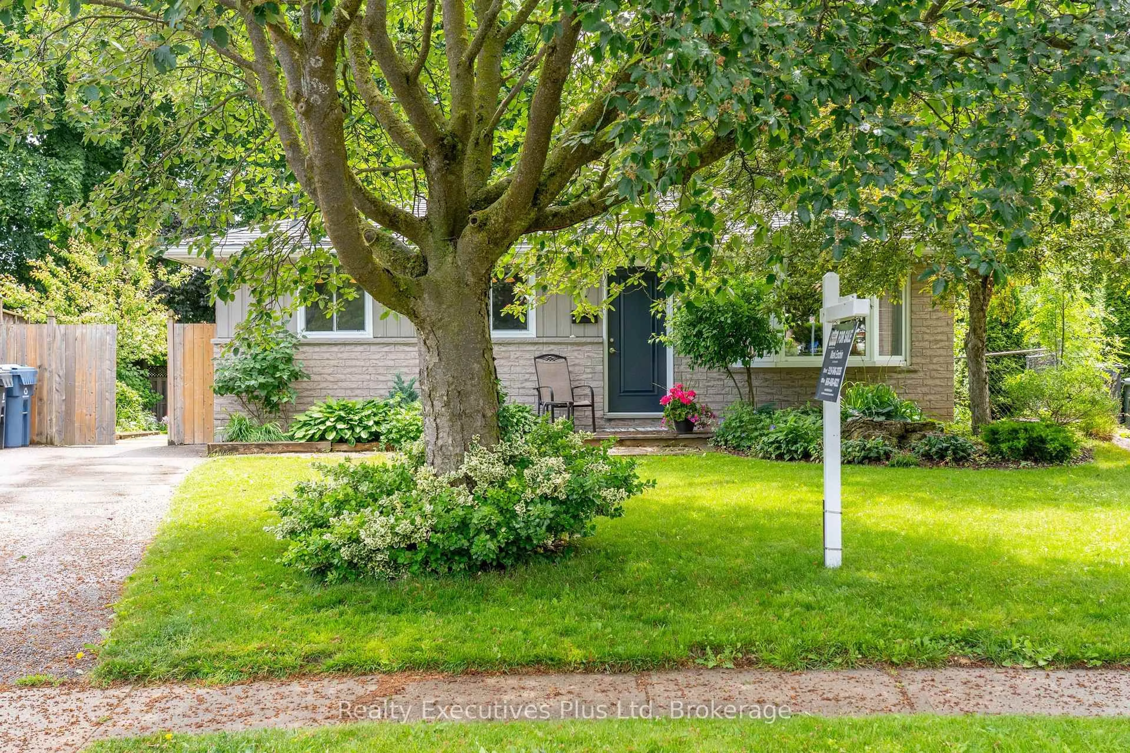 A pic from outside/outdoor area/front of a property/back of a property/a pic from drone, street for 61 Mcilwraith Cres, Guelph Ontario N1E 6J4