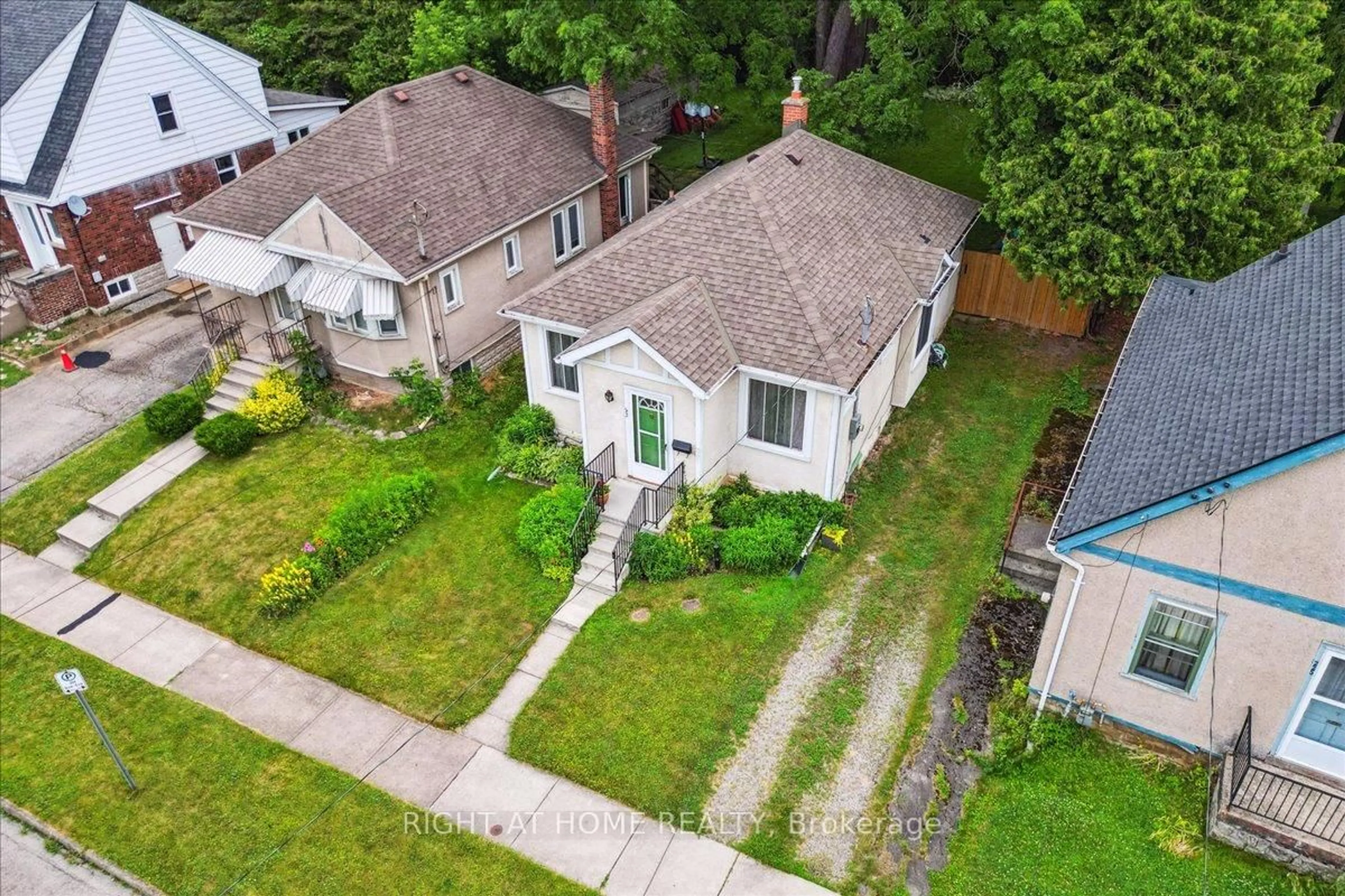 A pic from outside/outdoor area/front of a property/back of a property/a pic from drone, street for 223 BROADWAY Ave, Hamilton Ontario L8S 2W5