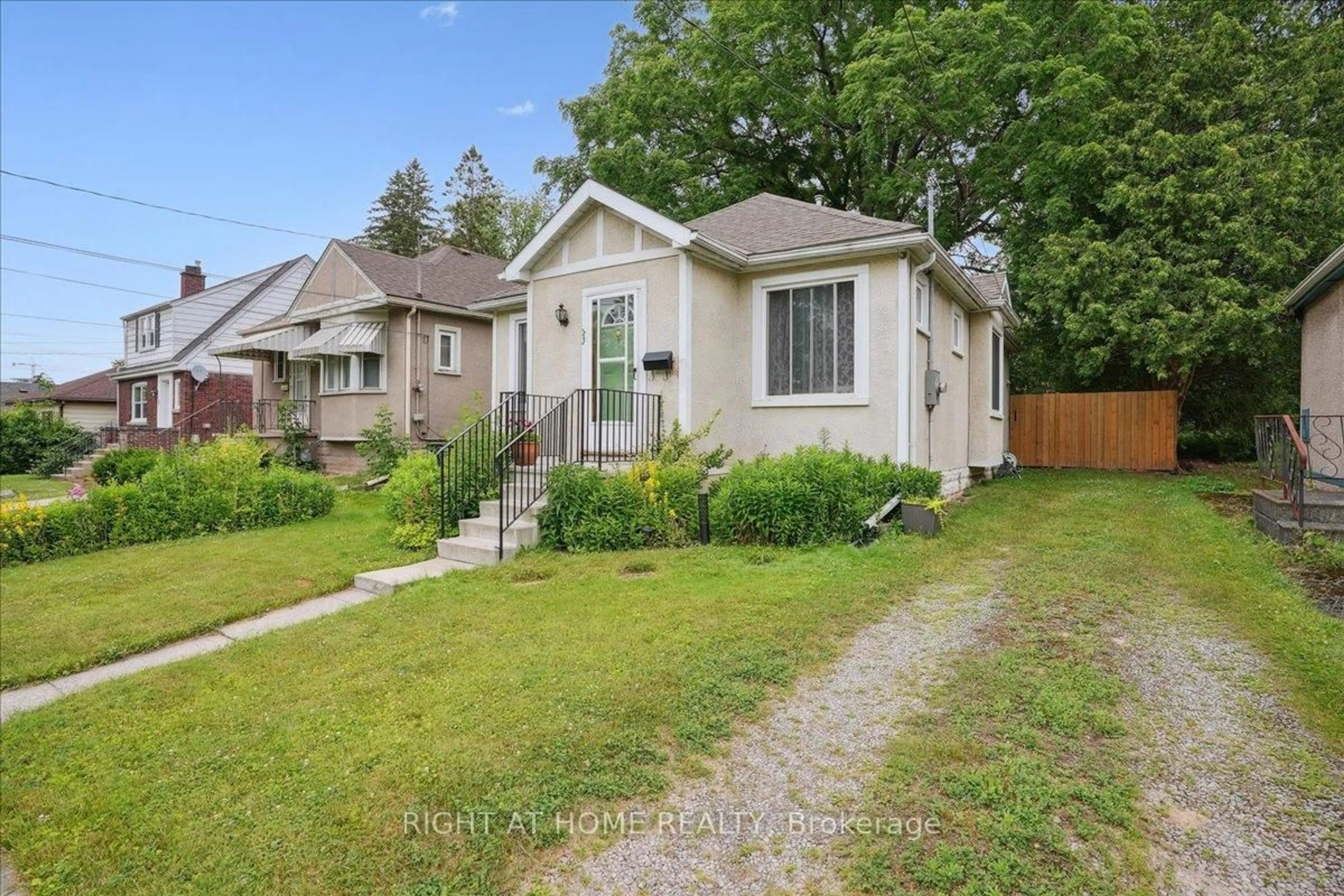 Unknown for 223 BROADWAY Ave, Hamilton Ontario L8S 2W5