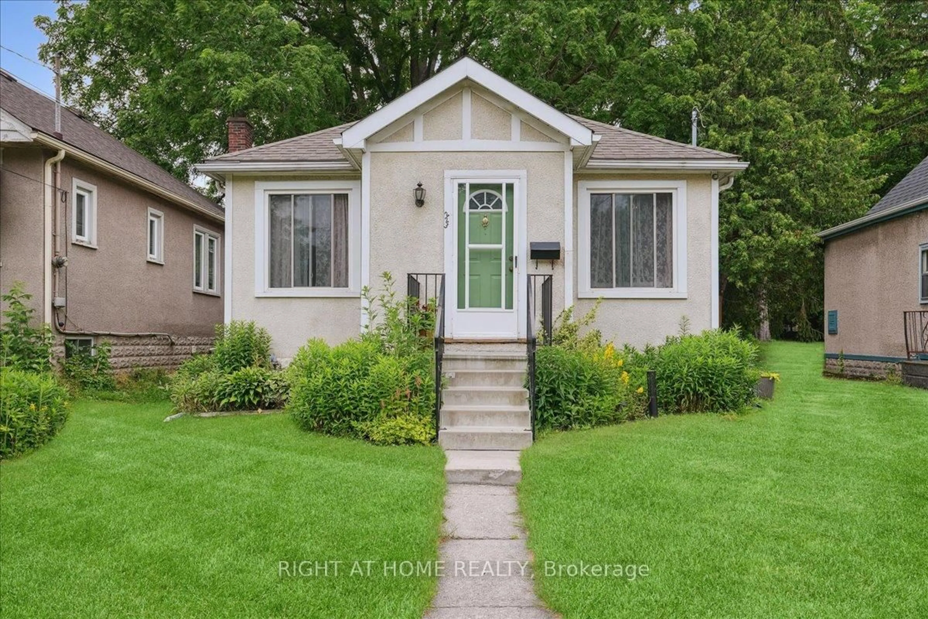 Home with vinyl exterior material, street for 223 BROADWAY Ave, Hamilton Ontario L8S 2W5