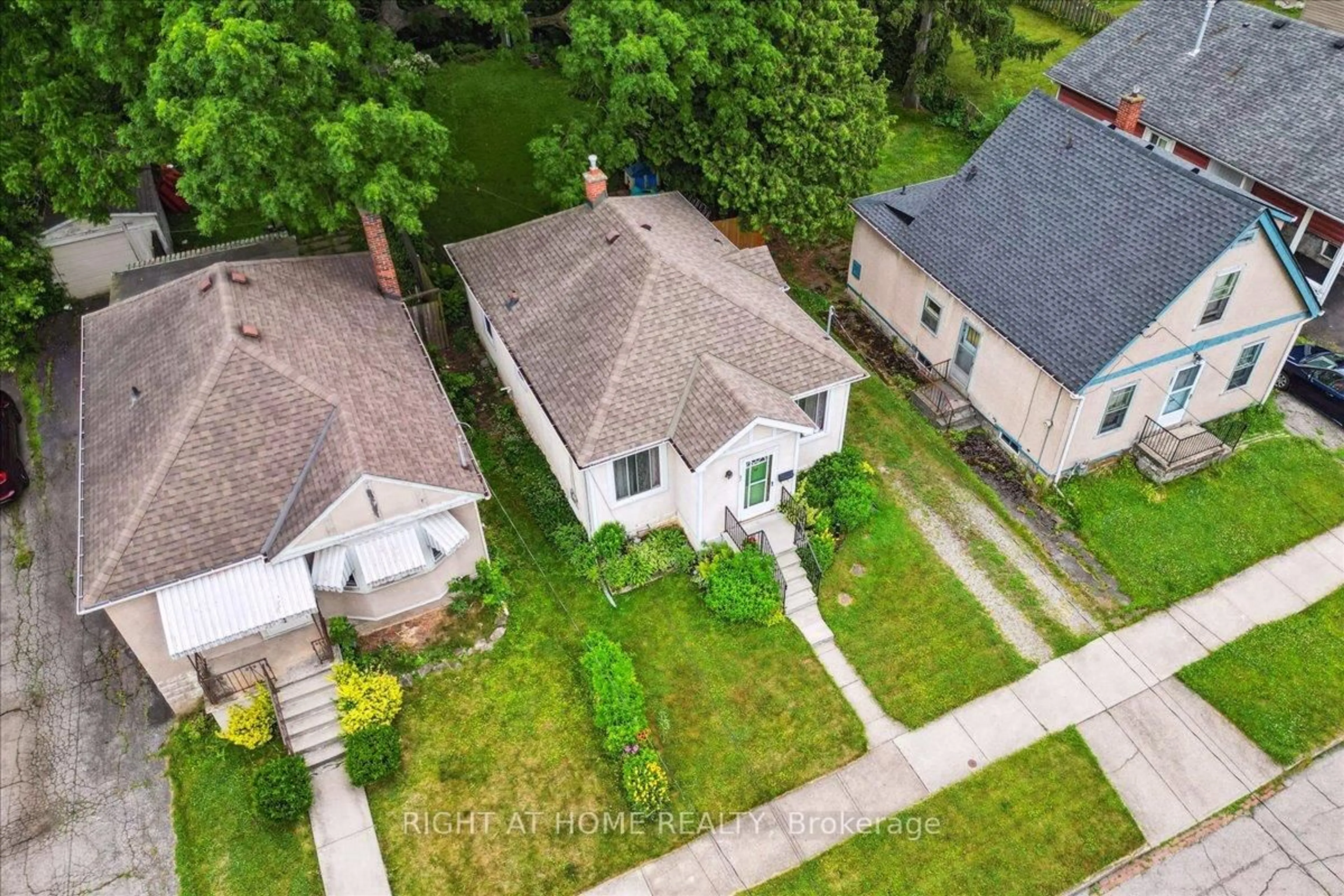 A pic from outside/outdoor area/front of a property/back of a property/a pic from drone, street for 223 BROADWAY Ave, Hamilton Ontario L8S 2W5
