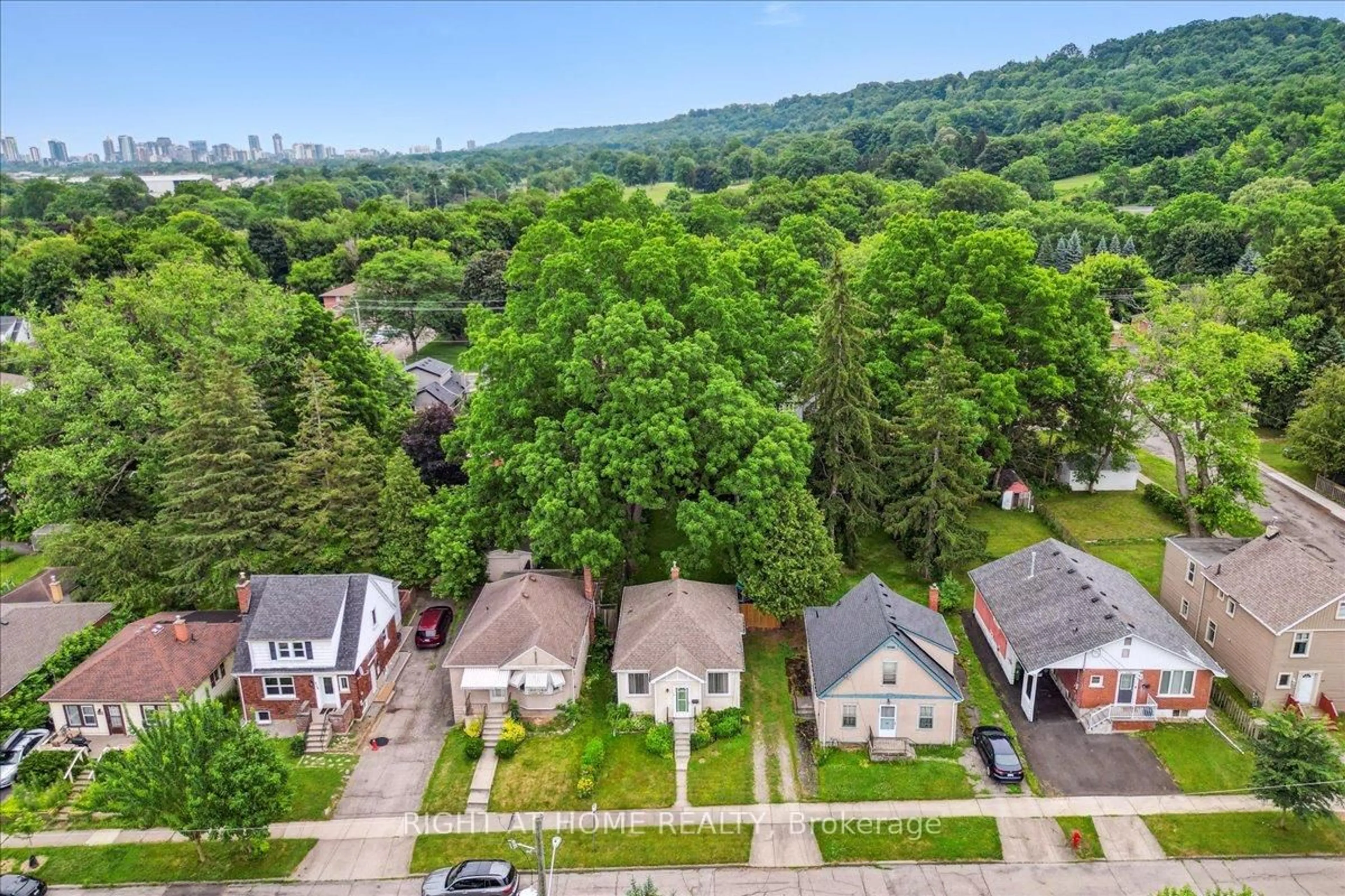 A pic from outside/outdoor area/front of a property/back of a property/a pic from drone, street for 223 BROADWAY Ave, Hamilton Ontario L8S 2W5