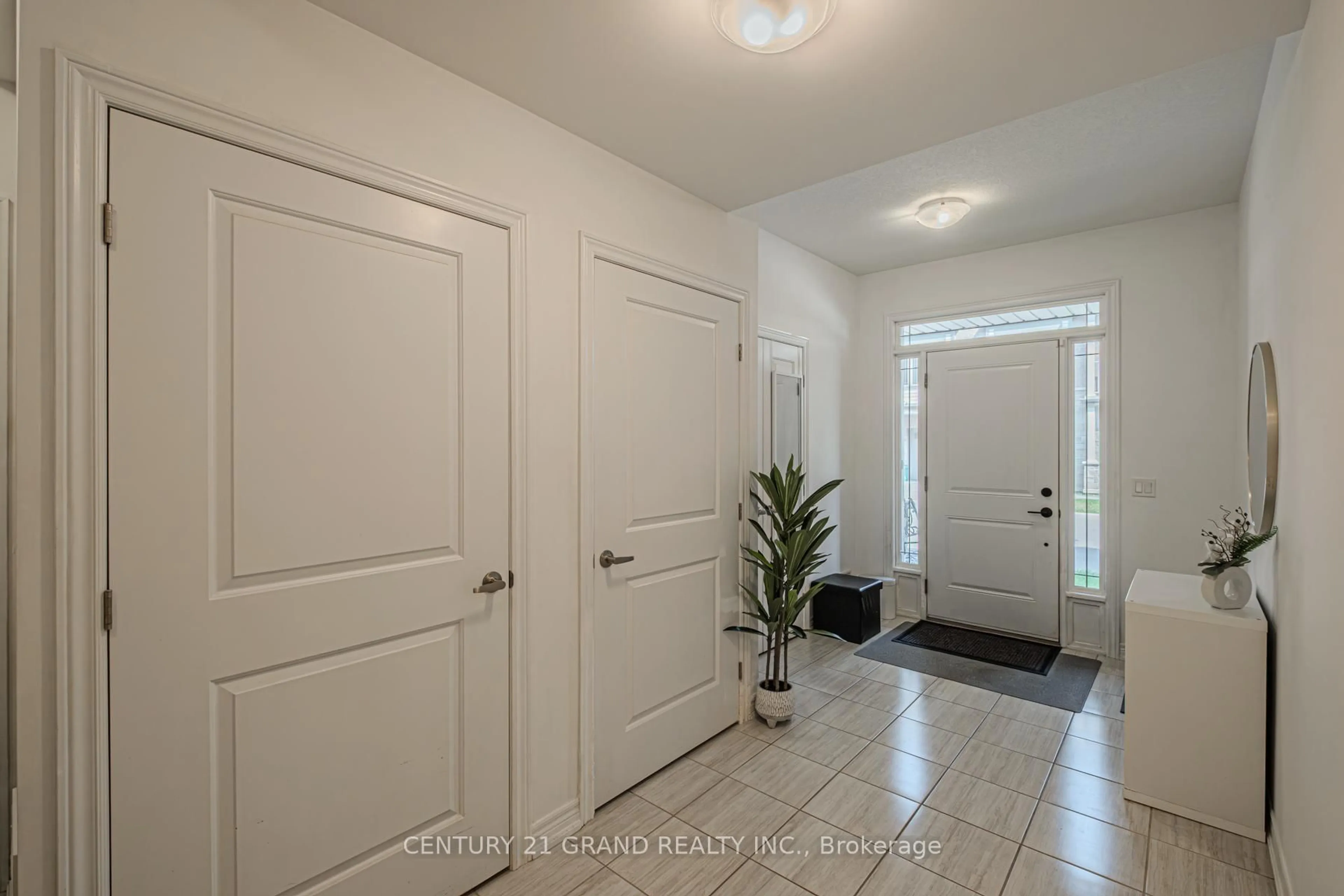 Indoor entryway for 77 Diana Dr #146, Brant Ontario L0G 1N0