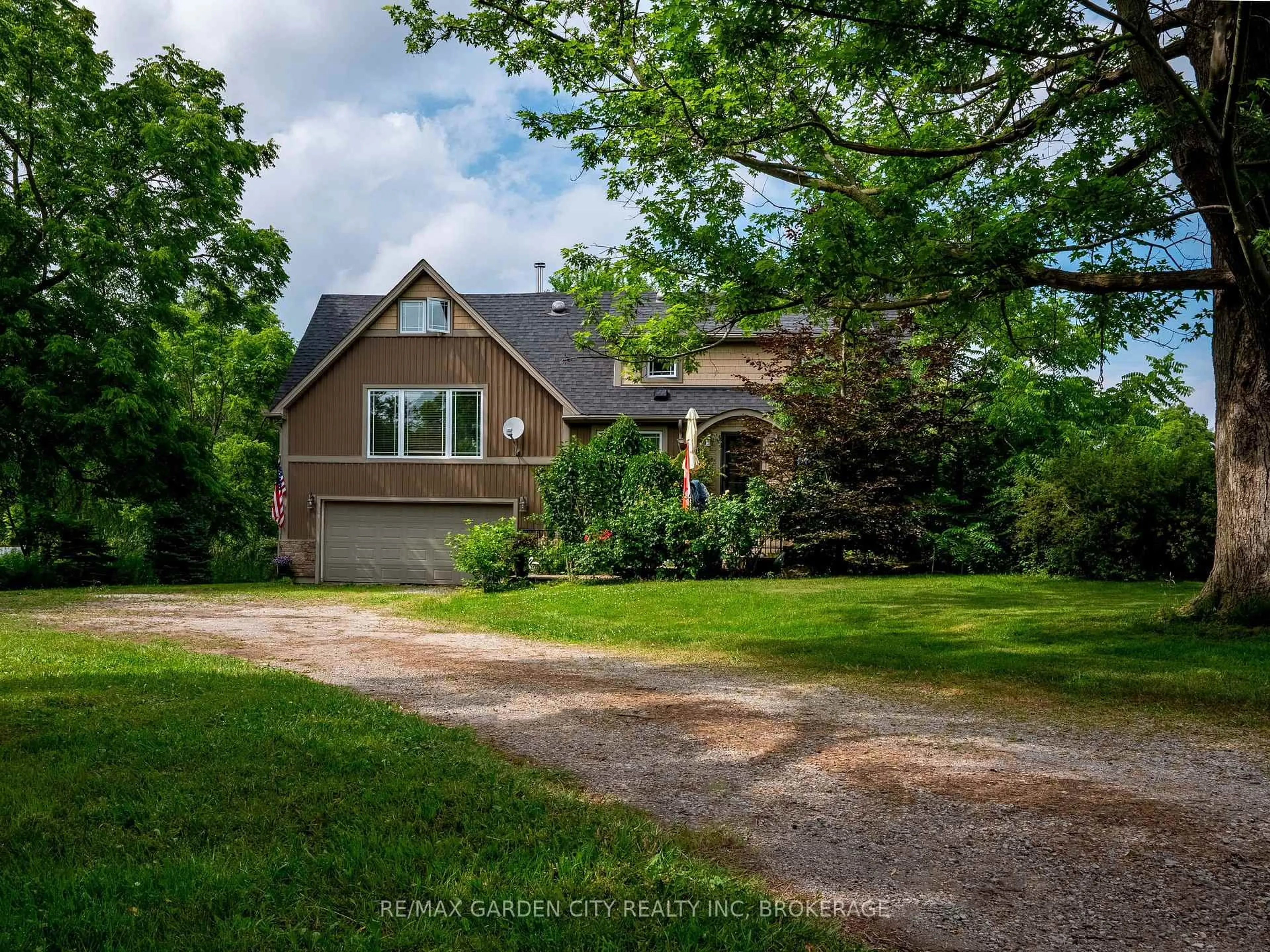 A pic from outside/outdoor area/front of a property/back of a property/a pic from drone, street for 1571 Pelham Rd, St. Catharines Ontario L2R 6P7
