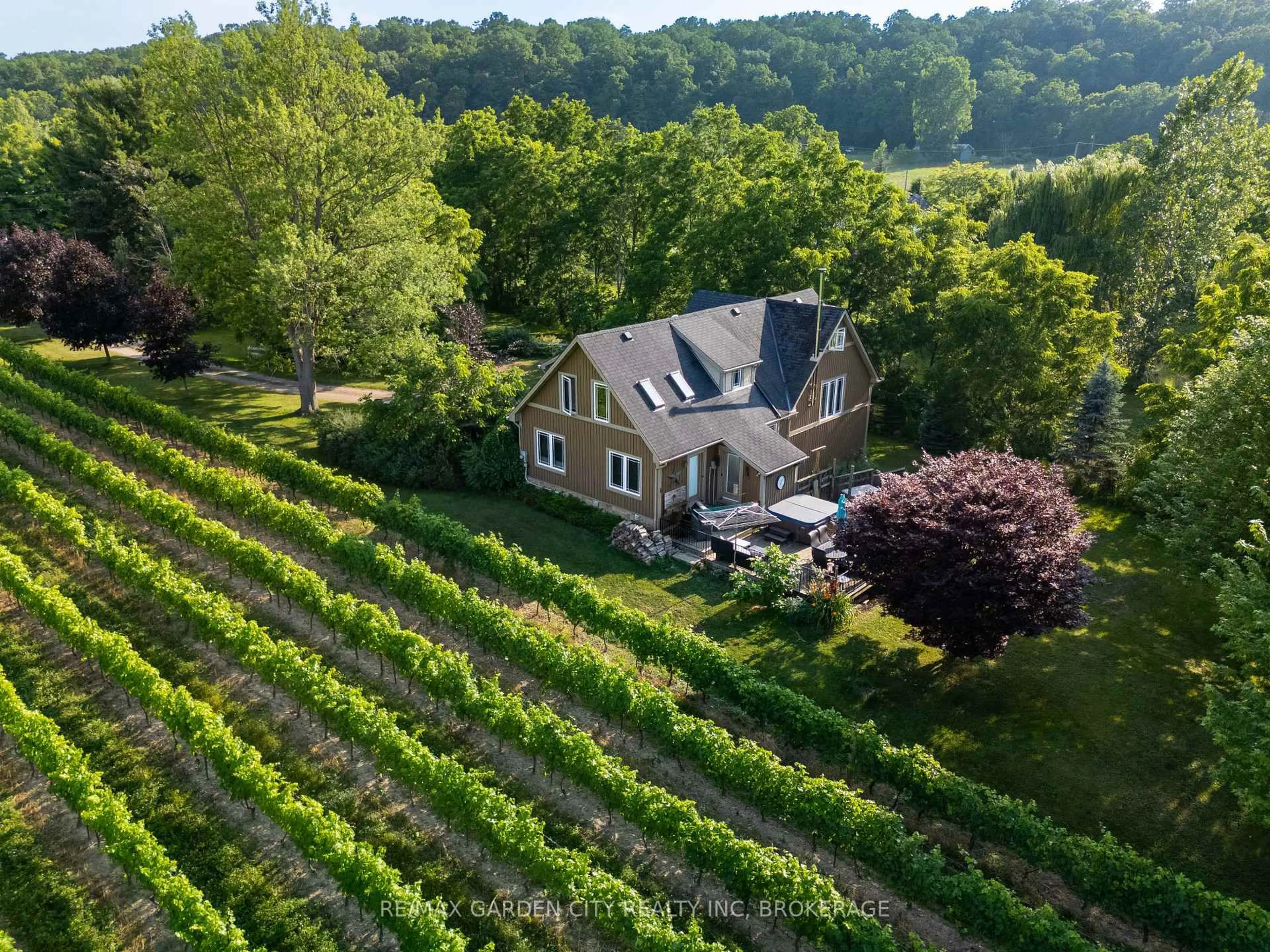 A pic from outside/outdoor area/front of a property/back of a property/a pic from drone, unknown for 1571 Pelham Rd, St. Catharines Ontario L2R 6P7