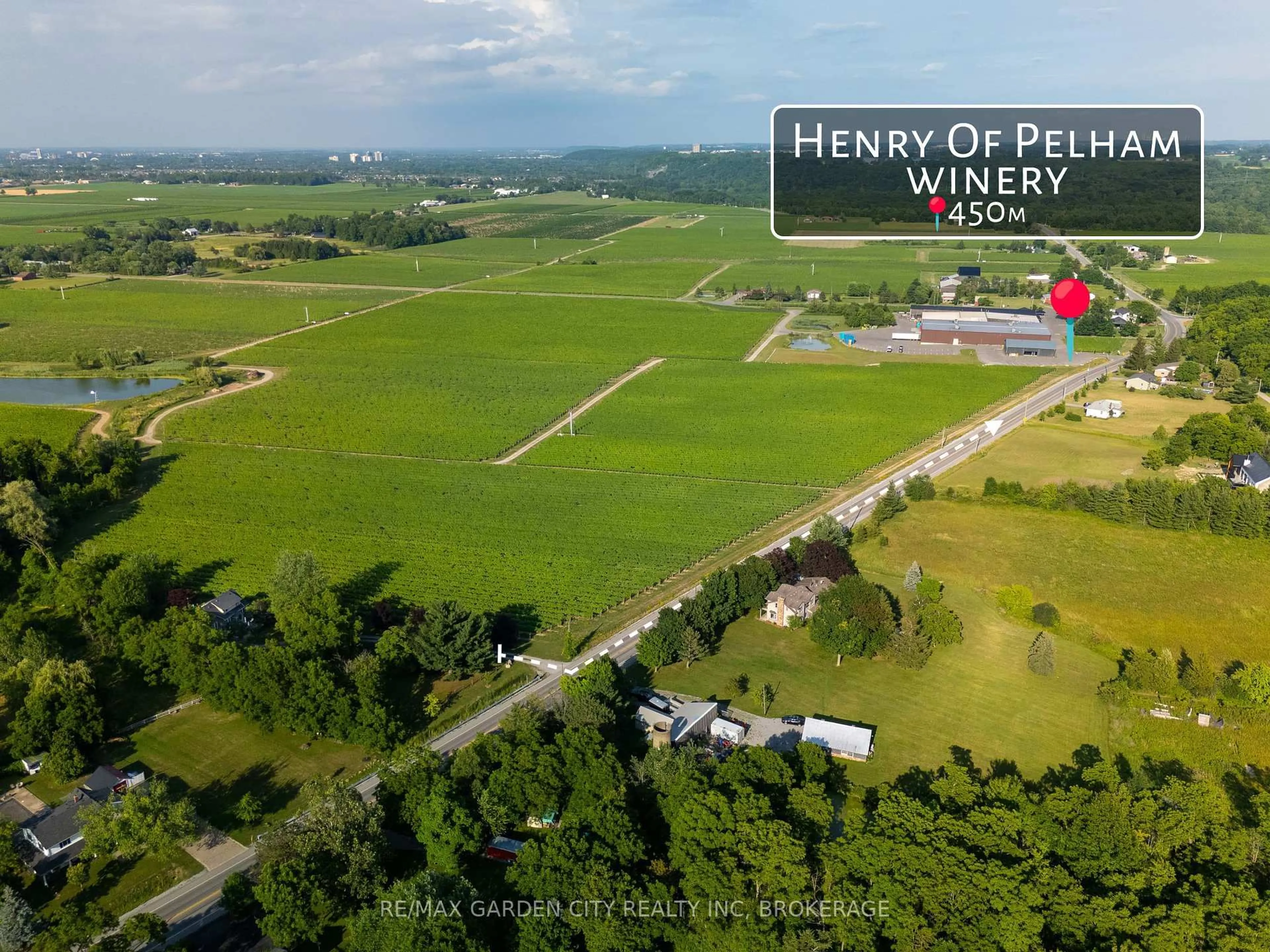 A pic from outside/outdoor area/front of a property/back of a property/a pic from drone, unknown for 1571 Pelham Rd, St. Catharines Ontario L2R 6P7