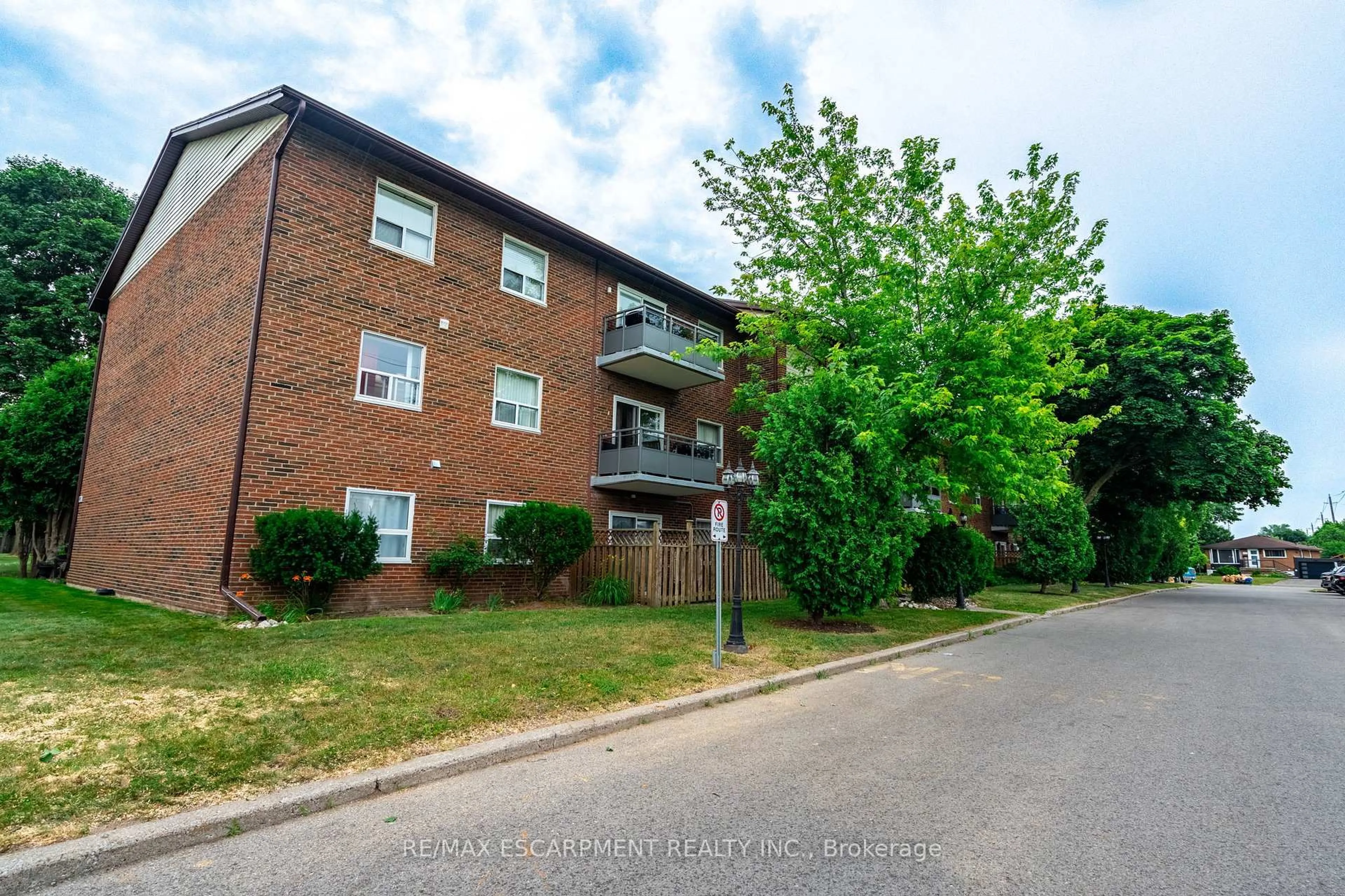 A pic from outside/outdoor area/front of a property/back of a property/a pic from drone, street for 608 Grey St #11, Brant Ontario N3S 4Y1