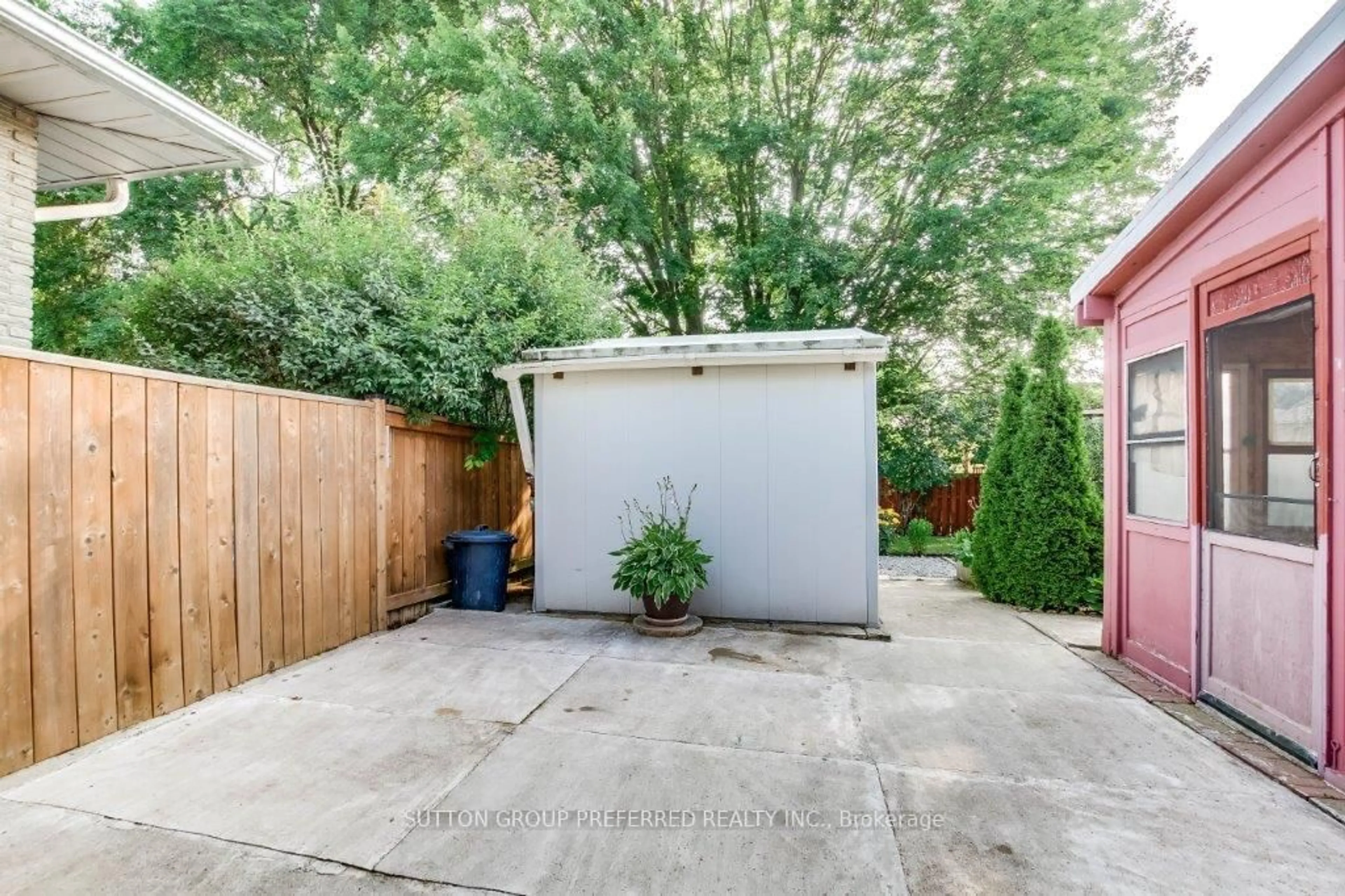 Patio, street for 154 Baffin Rd, London East Ontario N5V 1E9