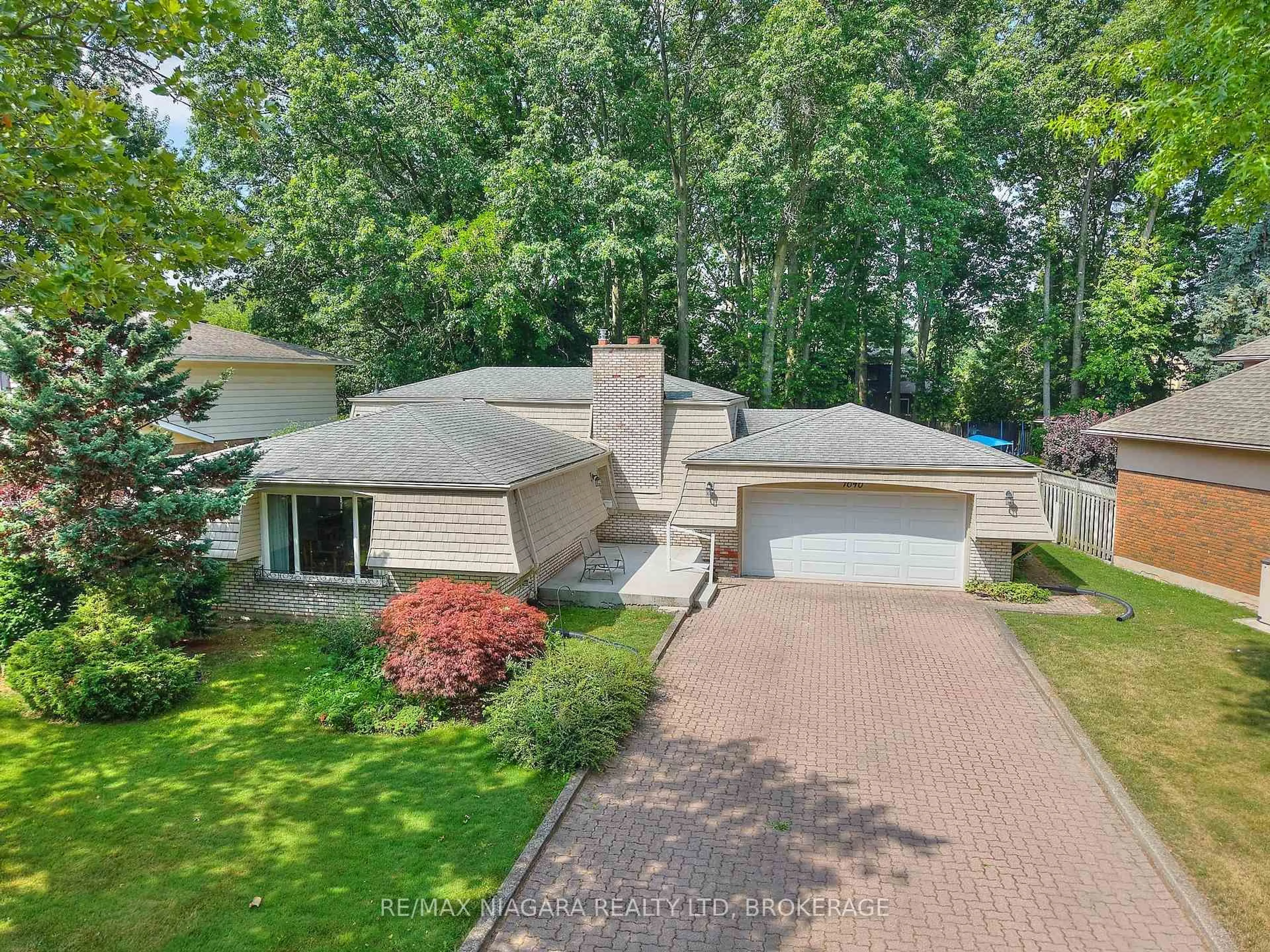 A pic from outside/outdoor area/front of a property/back of a property/a pic from drone, street for 7040 Woodington Rd, Niagara Falls Ontario L2J 2C3