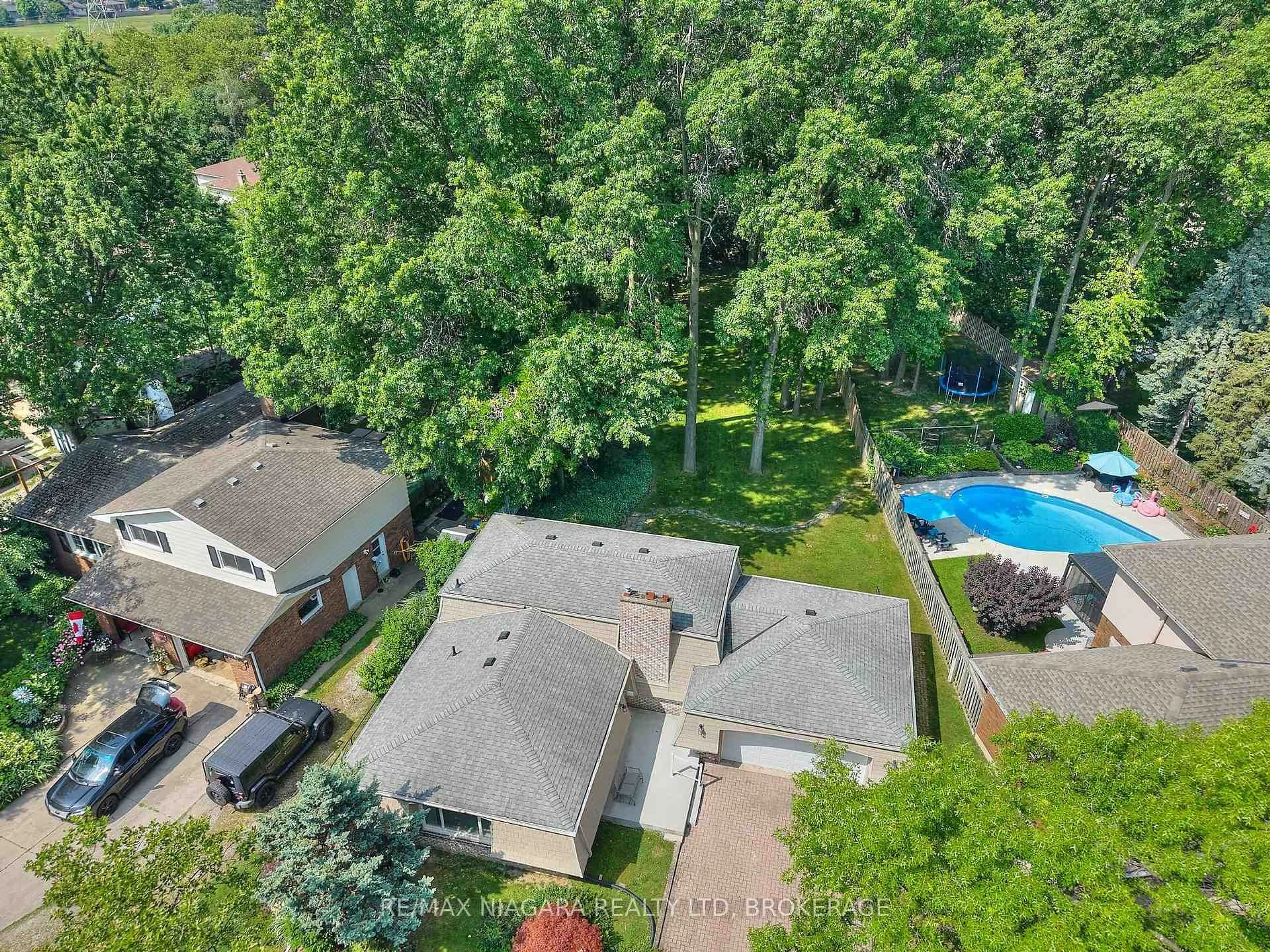 A pic from outside/outdoor area/front of a property/back of a property/a pic from drone, unknown for 7040 Woodington Rd, Niagara Falls Ontario L2J 2C3