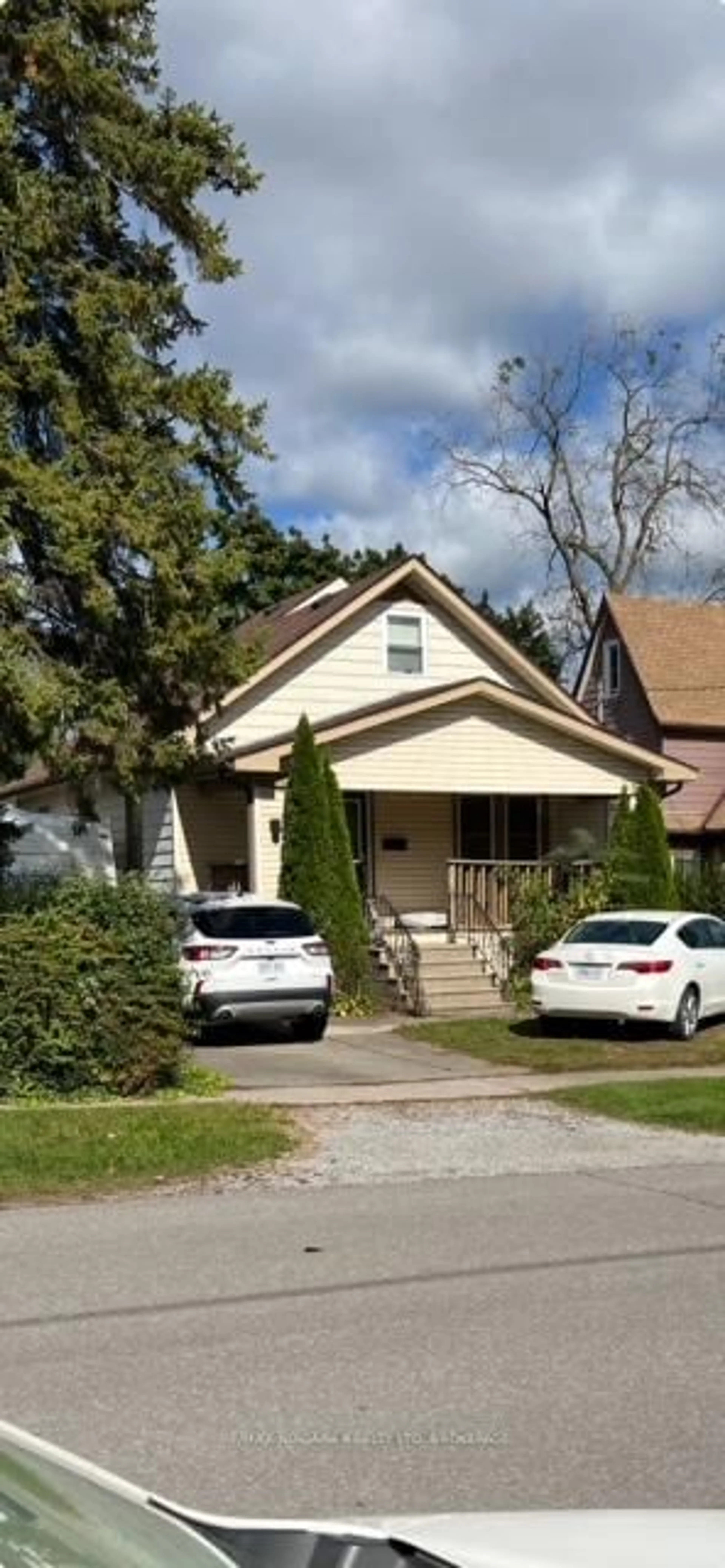 Home with vinyl exterior material, street for 6251 Crawford St, Niagara Falls Ontario L2E 5Y5