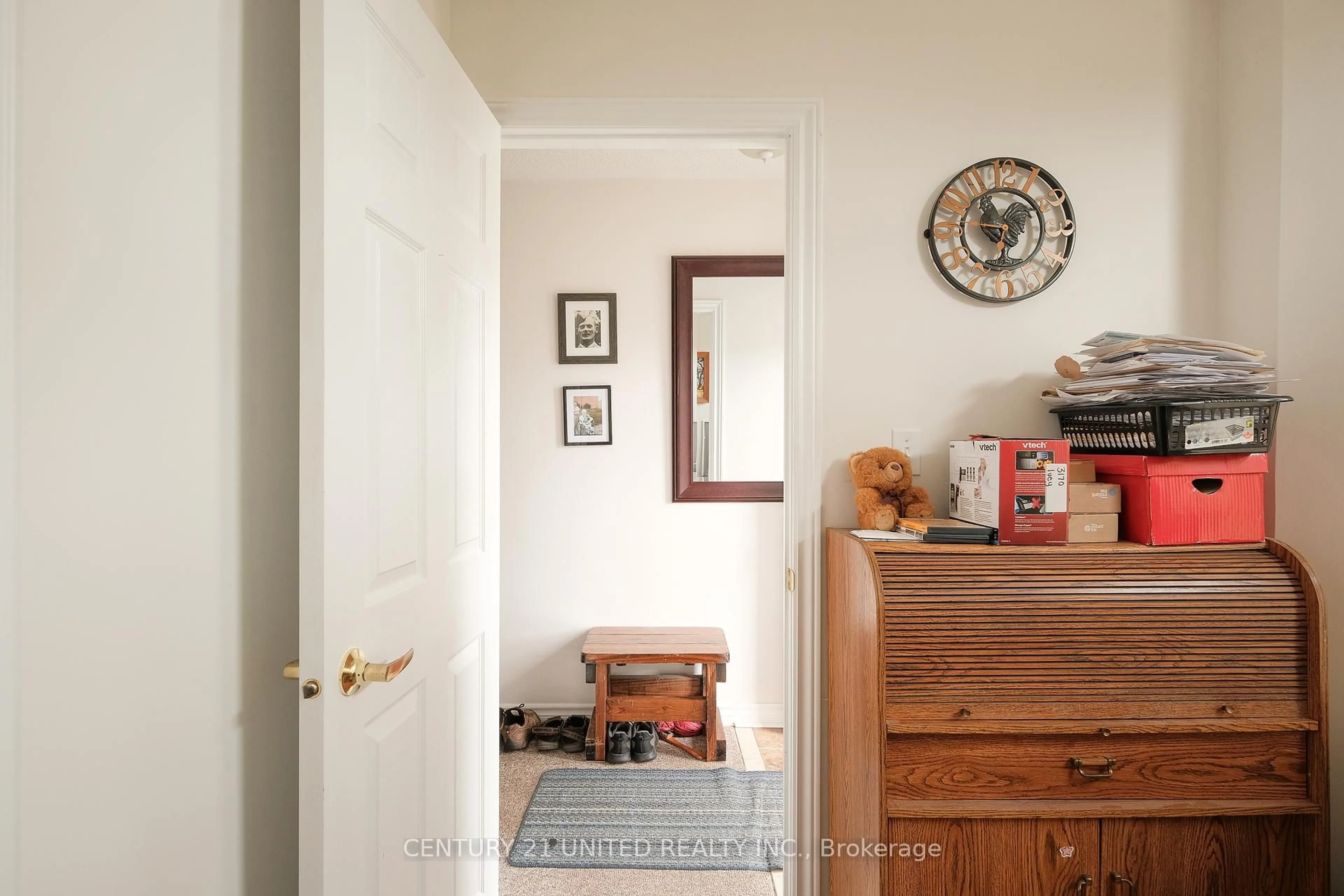 Indoor entryway for 569 Garbutt Terr, Peterborough North Ontario K9H 7S9