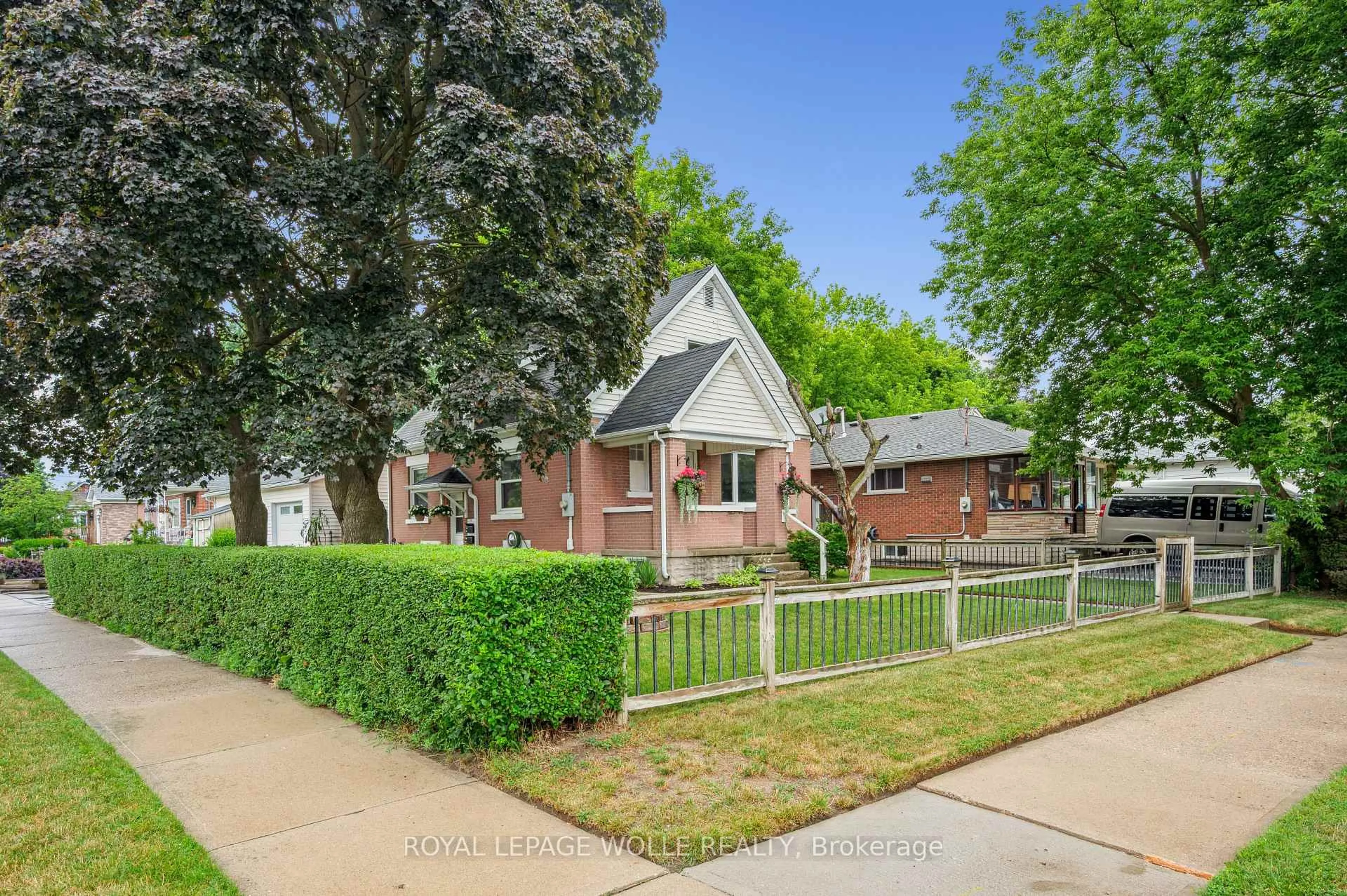 A pic from outside/outdoor area/front of a property/back of a property/a pic from drone, street for 854 Guelph St, Kitchener Ontario N2H 5Z5