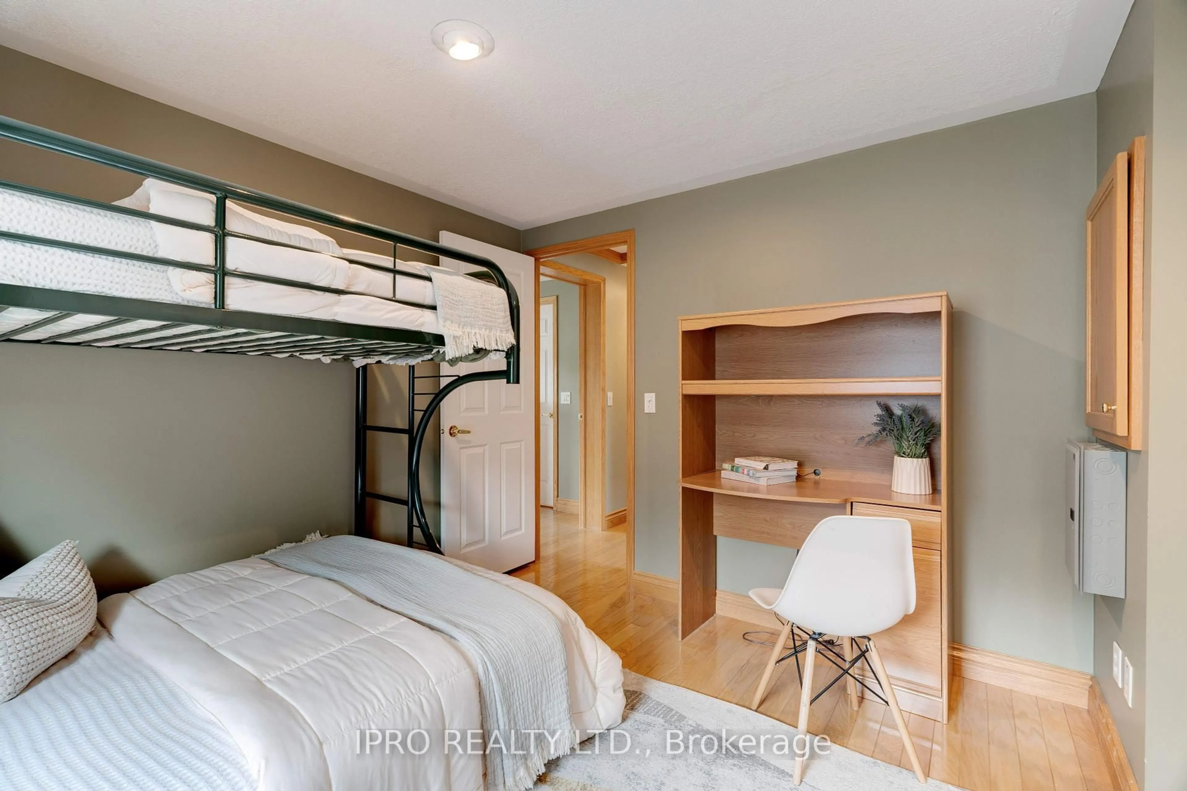 Bedroom with bed, unknown for 48 Lakeshore Dr, Puslinch Ontario N0B 2J0
