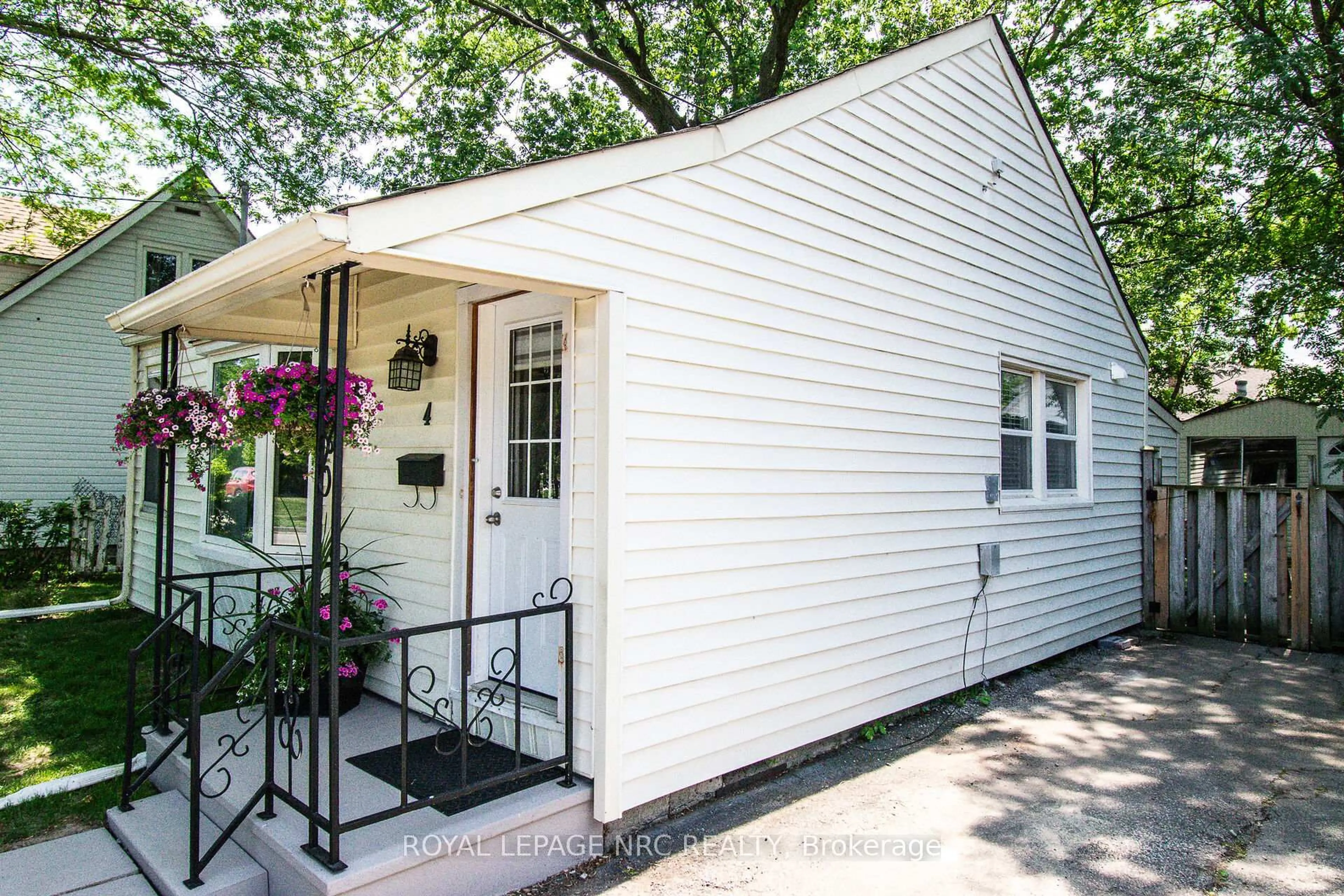 Home with vinyl exterior material, street for 4 Glen Ave, St. Catharines Ontario L2S 1L1