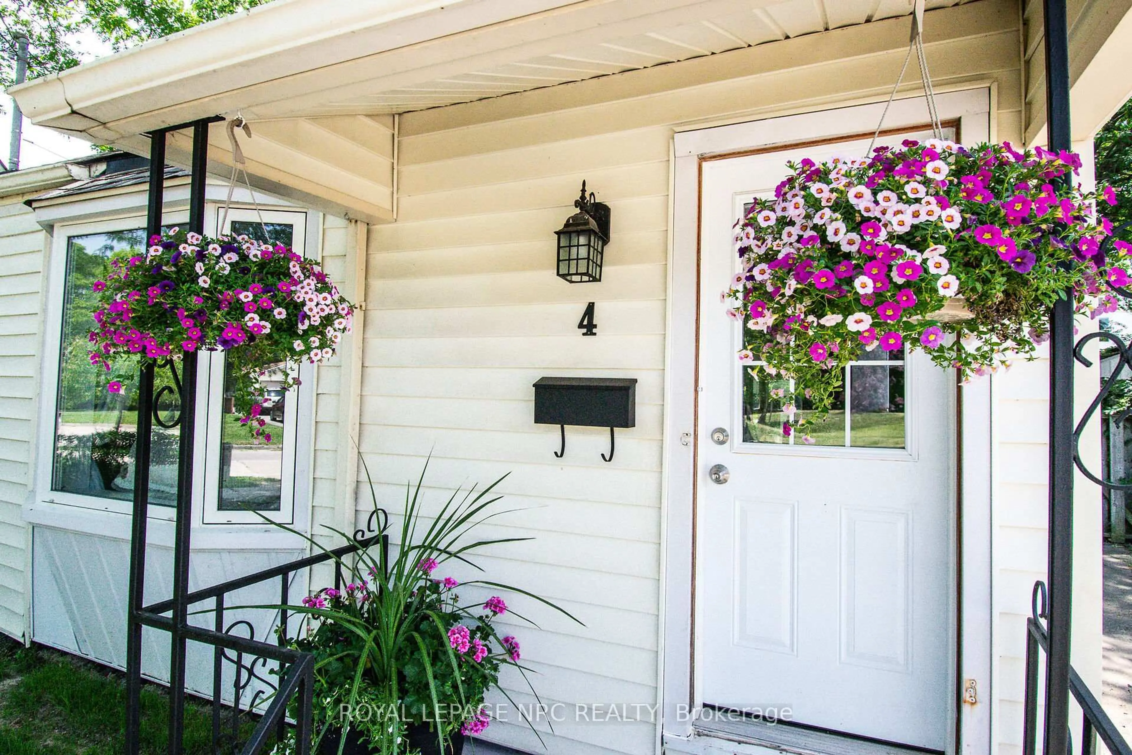 Indoor entryway for 4 Glen Ave, St. Catharines Ontario L2S 1L1