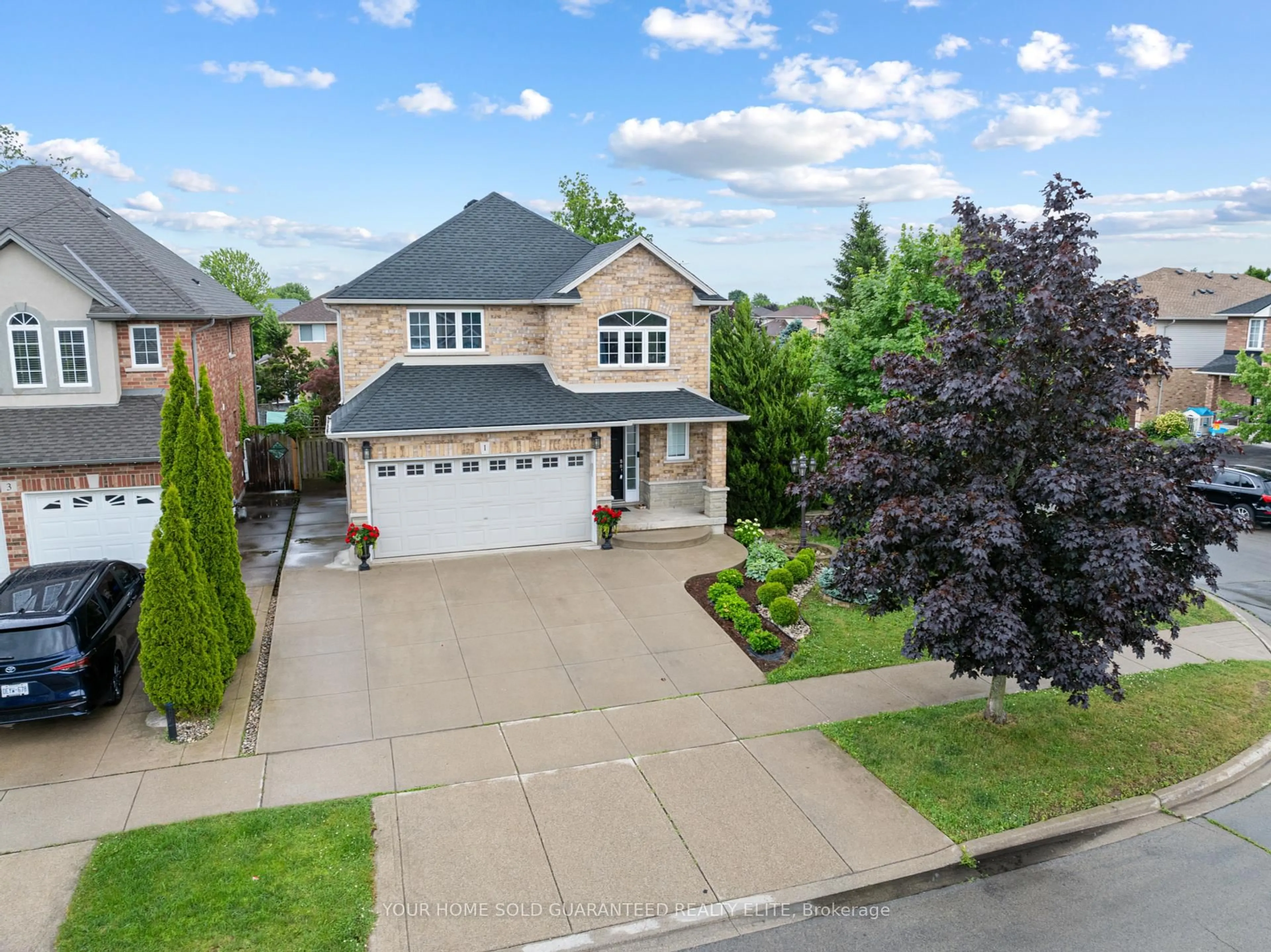 A pic from outside/outdoor area/front of a property/back of a property/a pic from drone, street for 1 Hillcroft Dr, Hamilton Ontario L8J 3W6