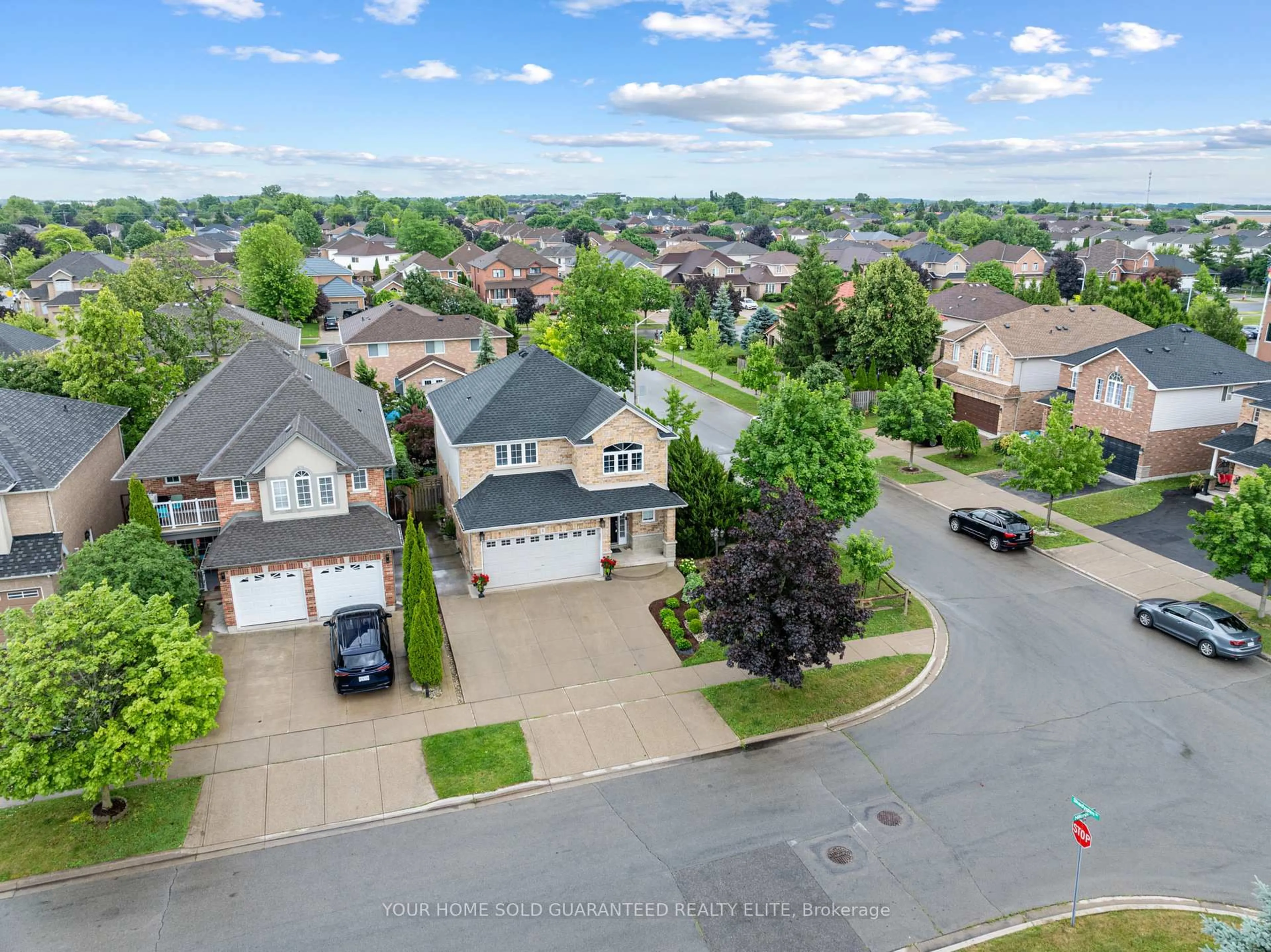 A pic from outside/outdoor area/front of a property/back of a property/a pic from drone, street for 1 Hillcroft Dr, Hamilton Ontario L8J 3W6
