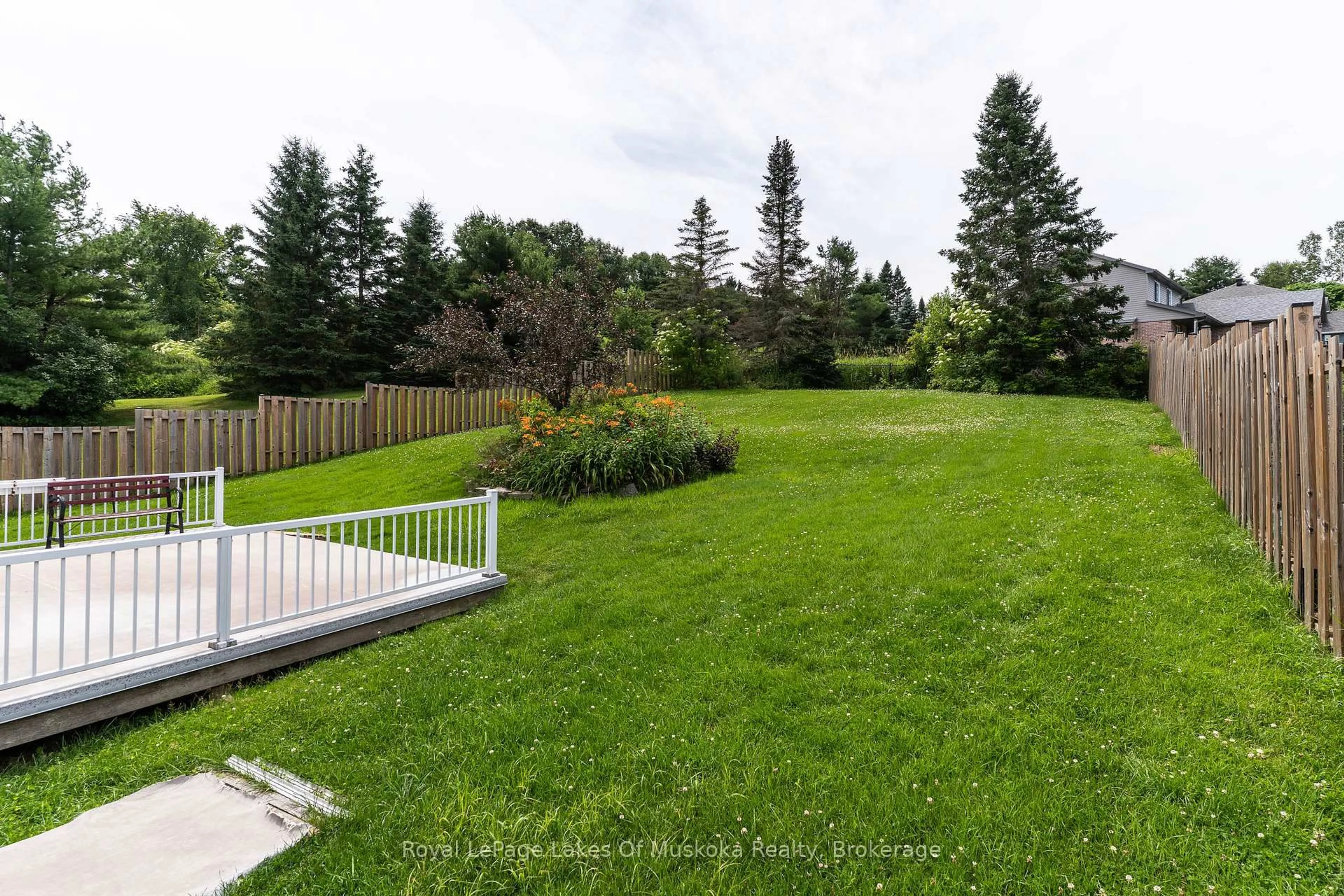 A pic from outside/outdoor area/front of a property/back of a property/a pic from drone, unknown for 23 Covered Bridge Tr, Bracebridge Ontario P1L 1Y1