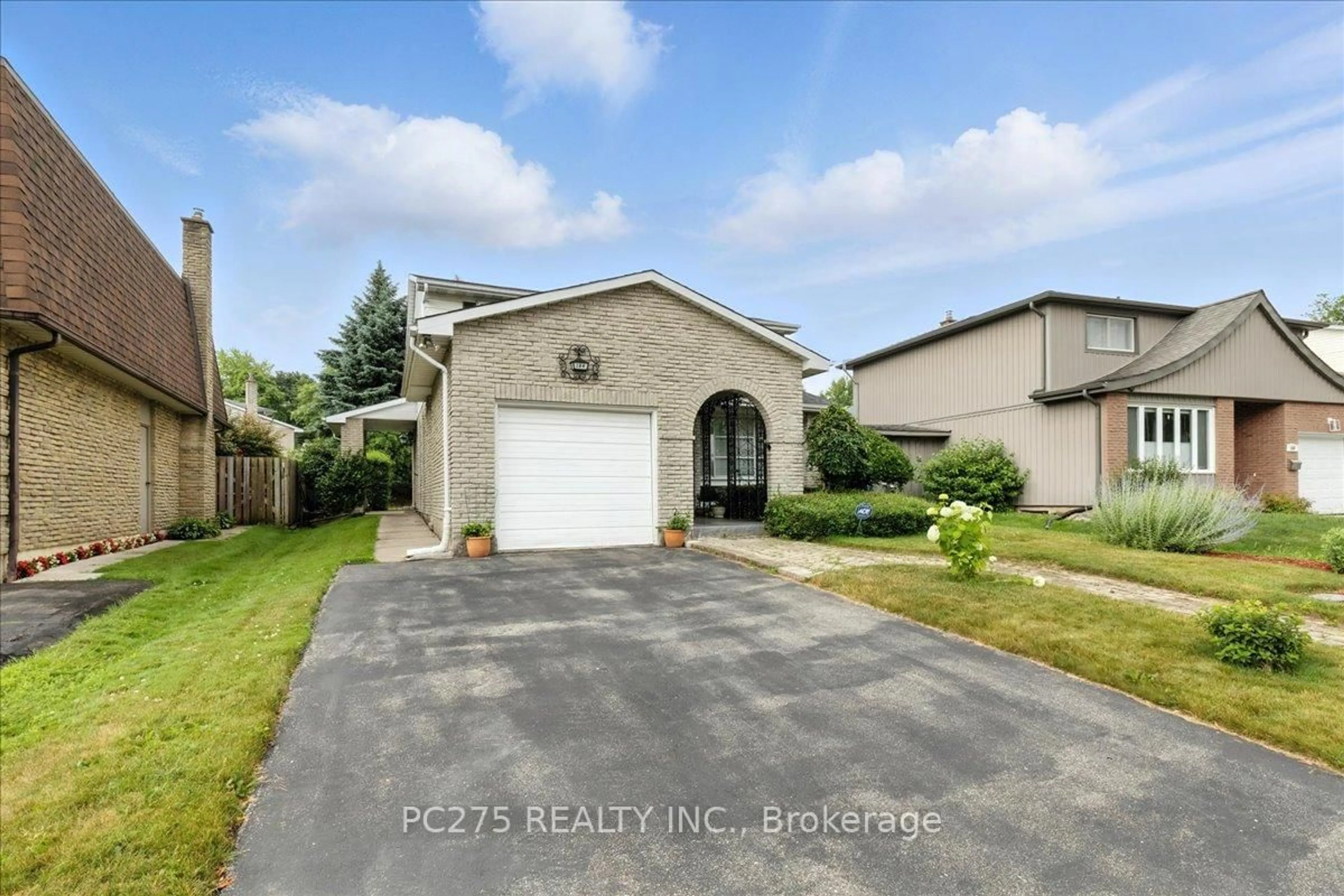 A pic from outside/outdoor area/front of a property/back of a property/a pic from drone, street for 184 Forestwood Dr, Kitchener Ontario N2N 1B8