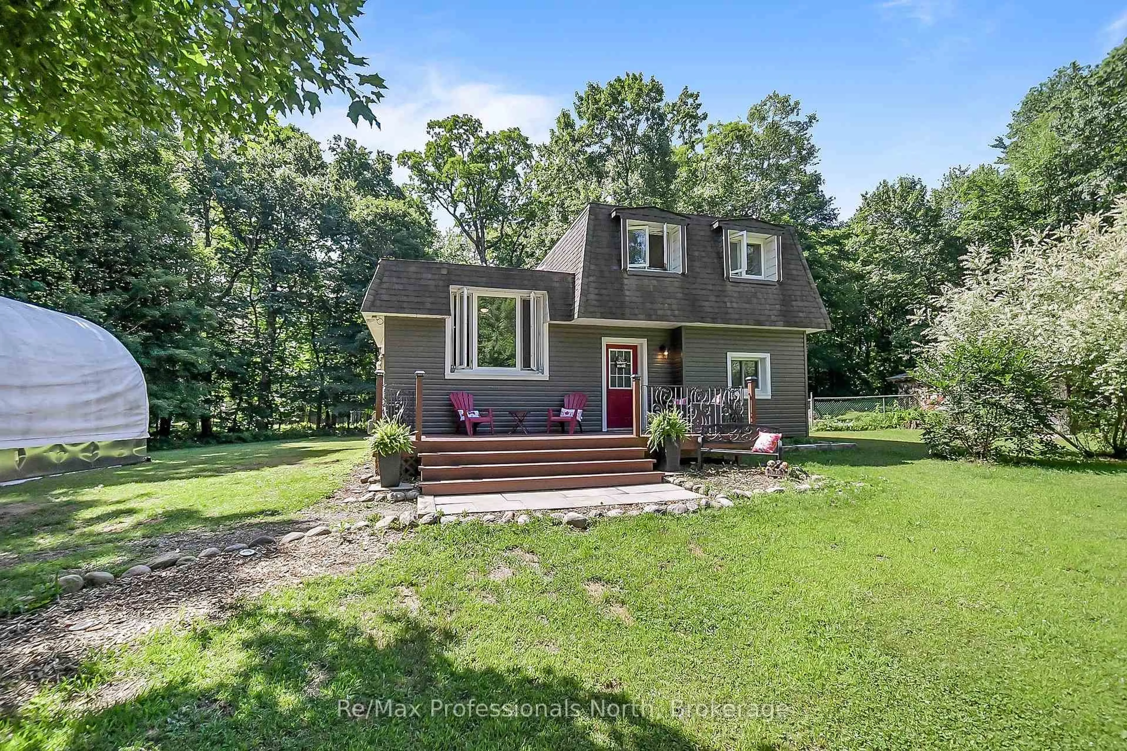Home with vinyl exterior material, unknown for 128 BRIDGEDALE Rd, Huntsville Ontario P1L 1L0