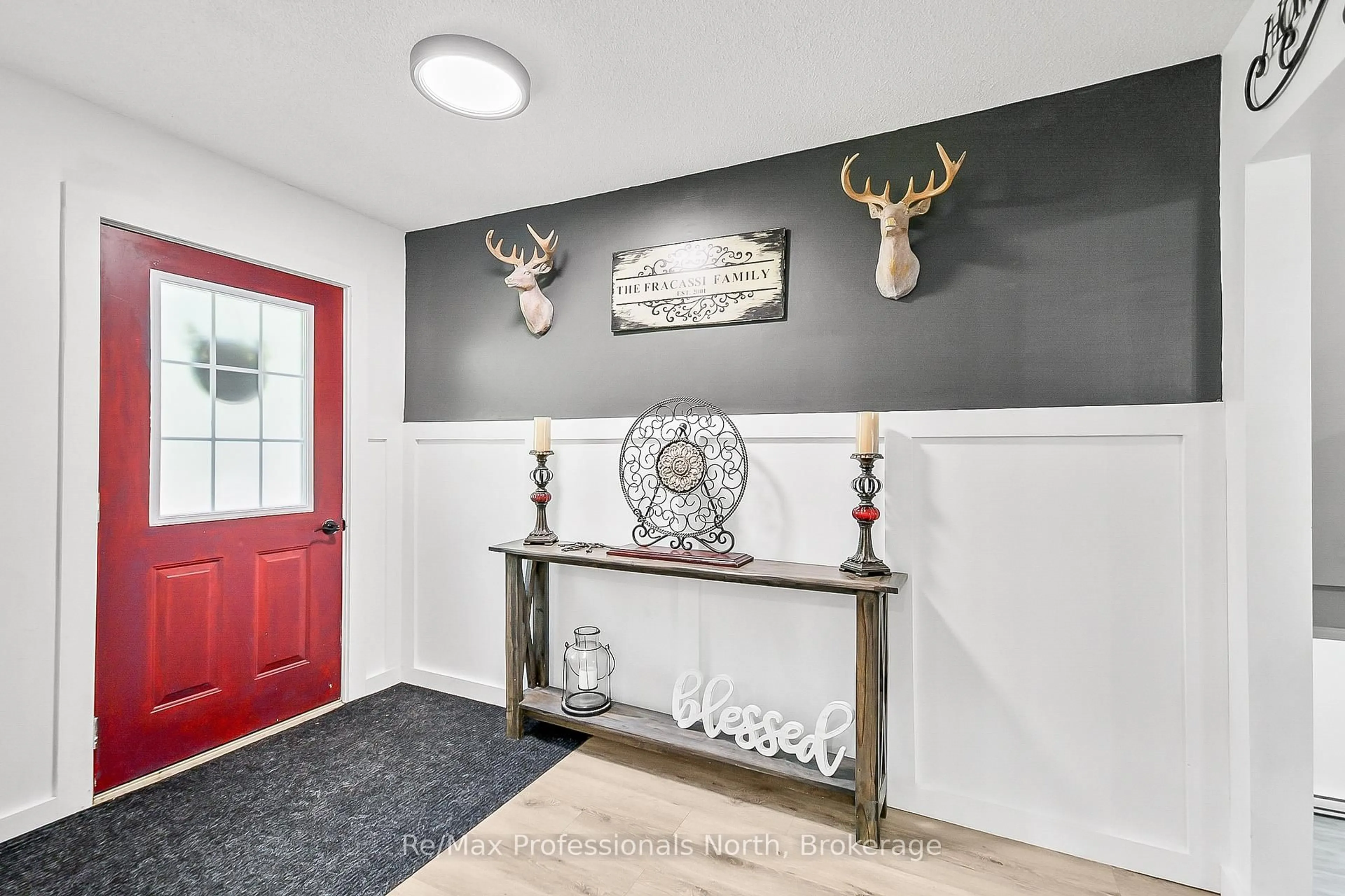 Indoor entryway for 128 BRIDGEDALE Rd, Huntsville Ontario P1L 1L0