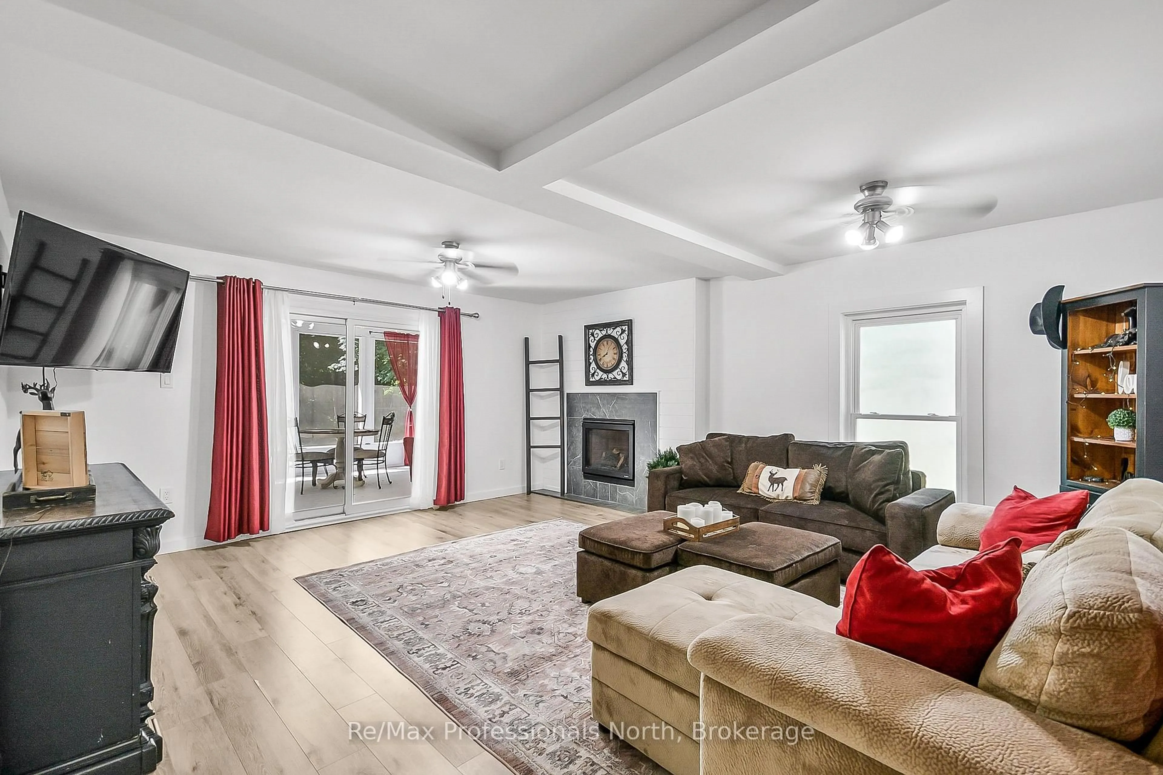 Living room with furniture, unknown for 128 BRIDGEDALE Rd, Huntsville Ontario P1L 1L0