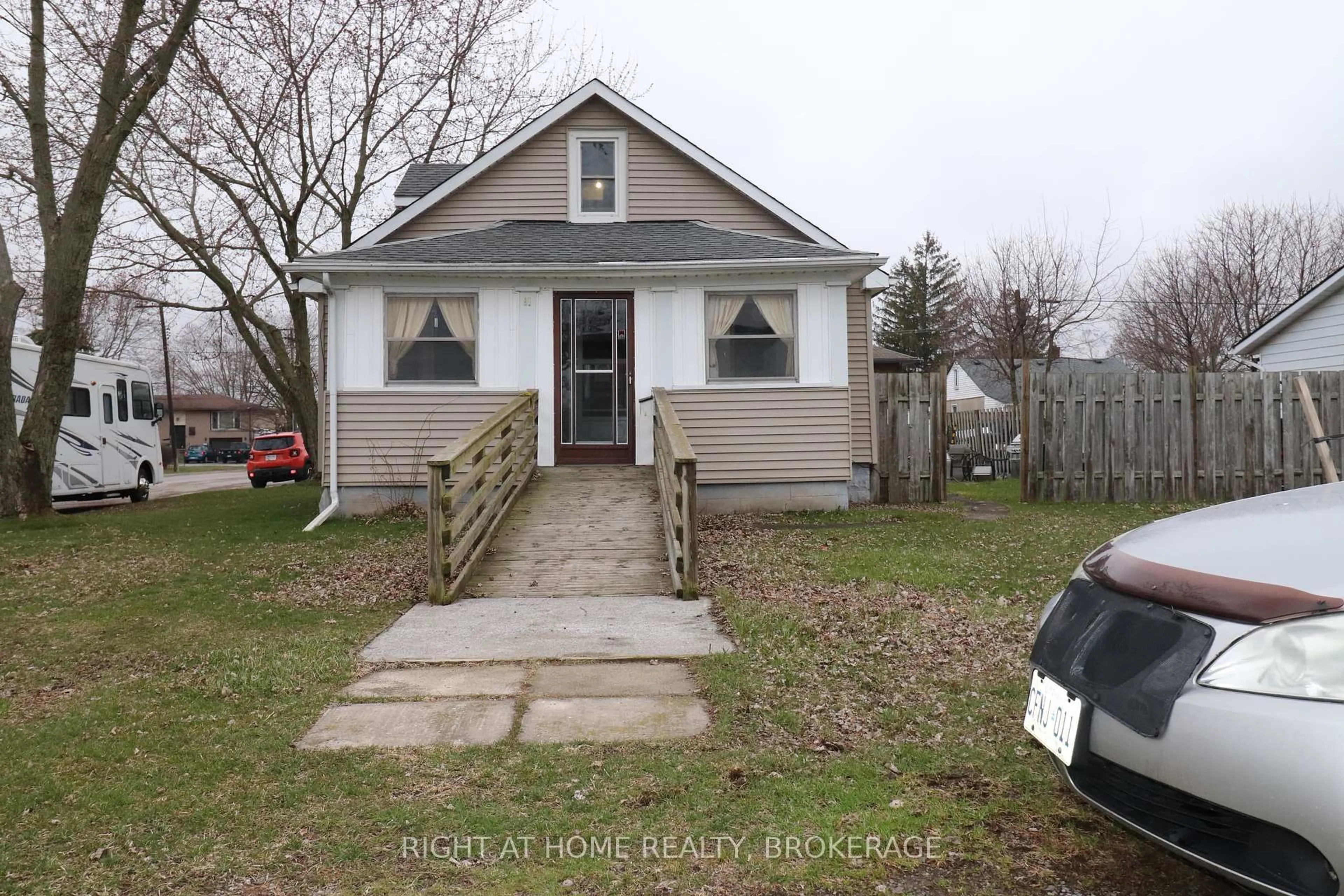 A pic from outside/outdoor area/front of a property/back of a property/a pic from drone, street for 91 KNOLL St, Port Colborne Ontario L3K 5A8