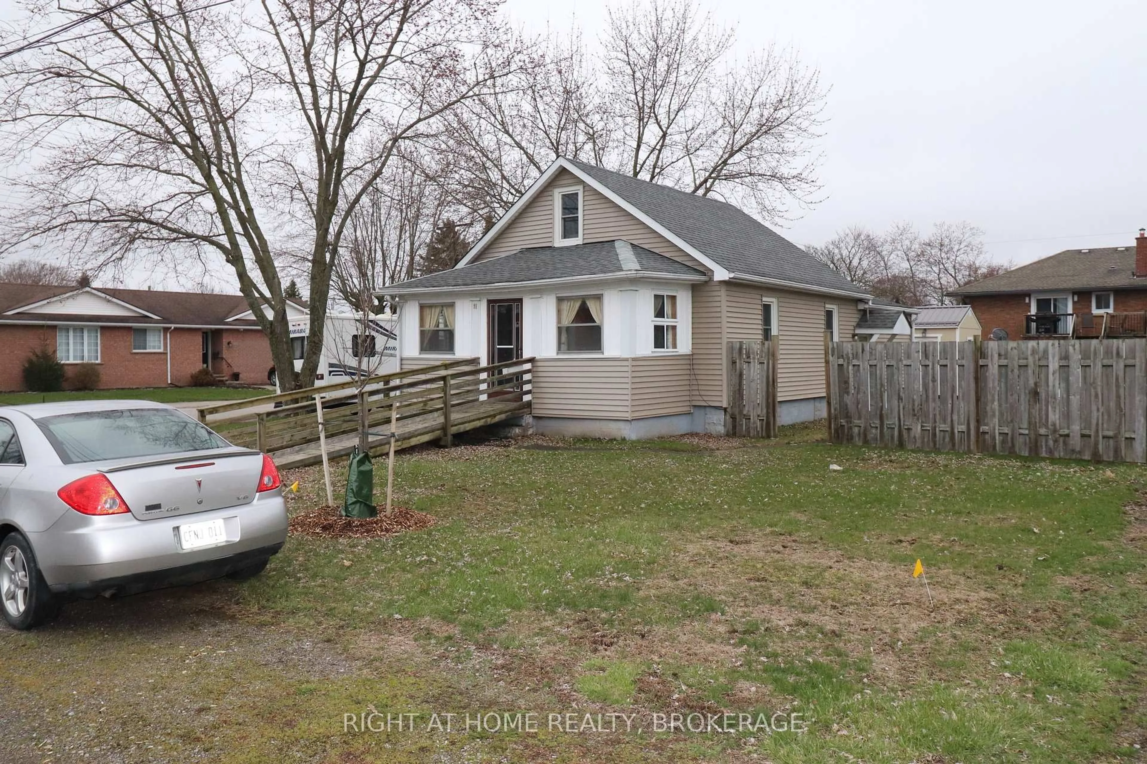 A pic from outside/outdoor area/front of a property/back of a property/a pic from drone, street for 91 KNOLL St, Port Colborne Ontario L3K 5A8