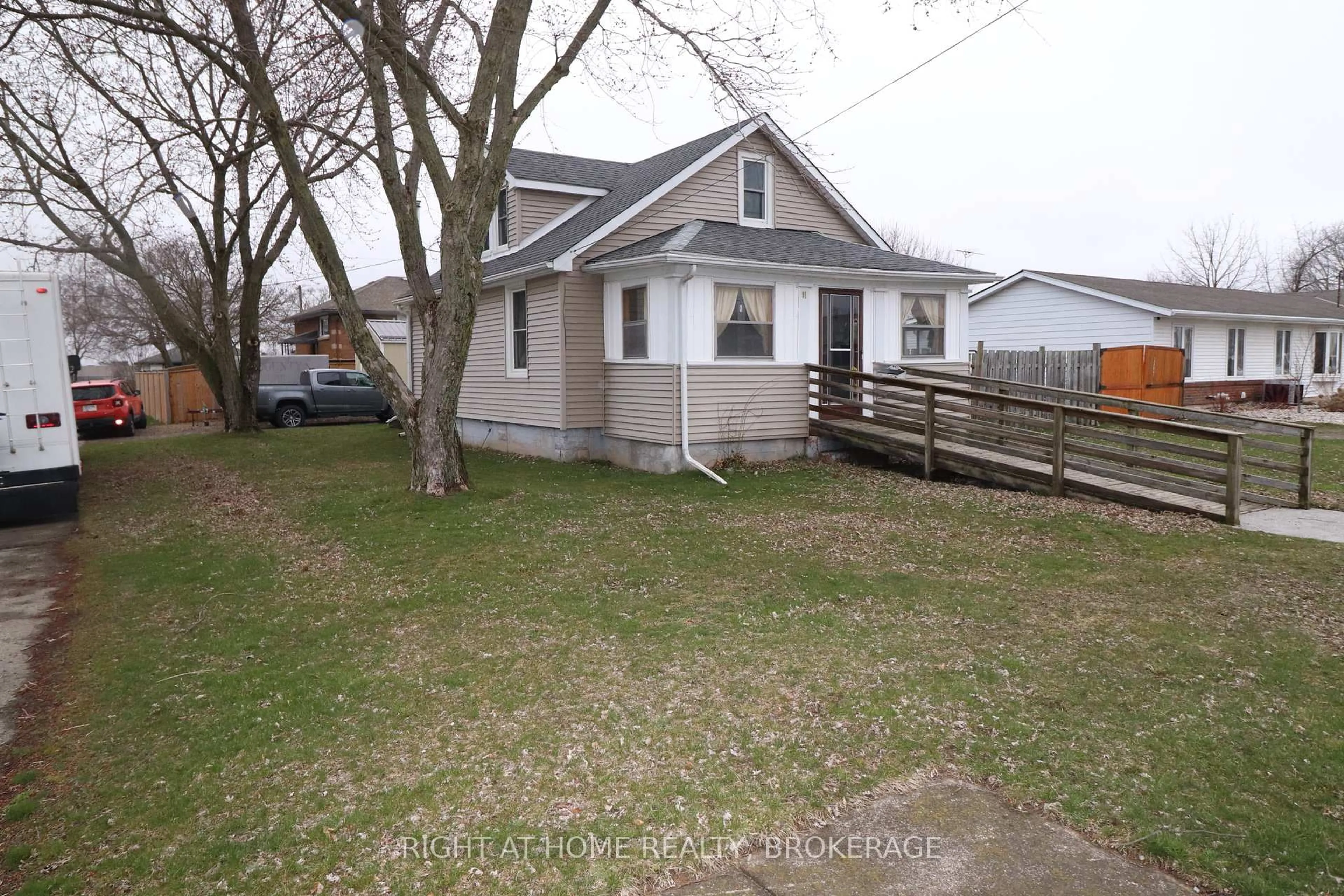 A pic from outside/outdoor area/front of a property/back of a property/a pic from drone, street for 91 KNOLL St, Port Colborne Ontario L3K 5A8