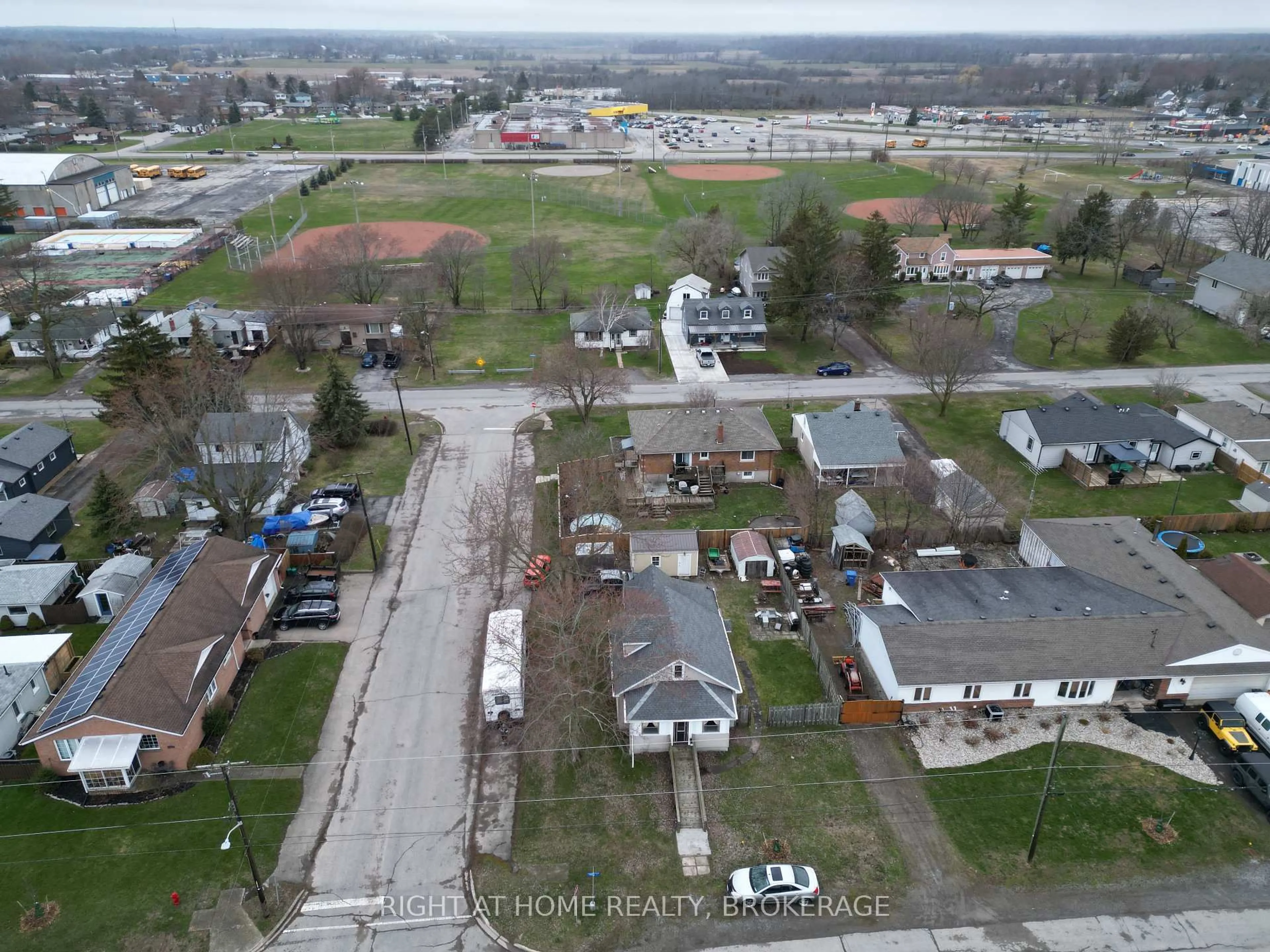 A pic from outside/outdoor area/front of a property/back of a property/a pic from drone, street for 91 KNOLL St, Port Colborne Ontario L3K 5A8