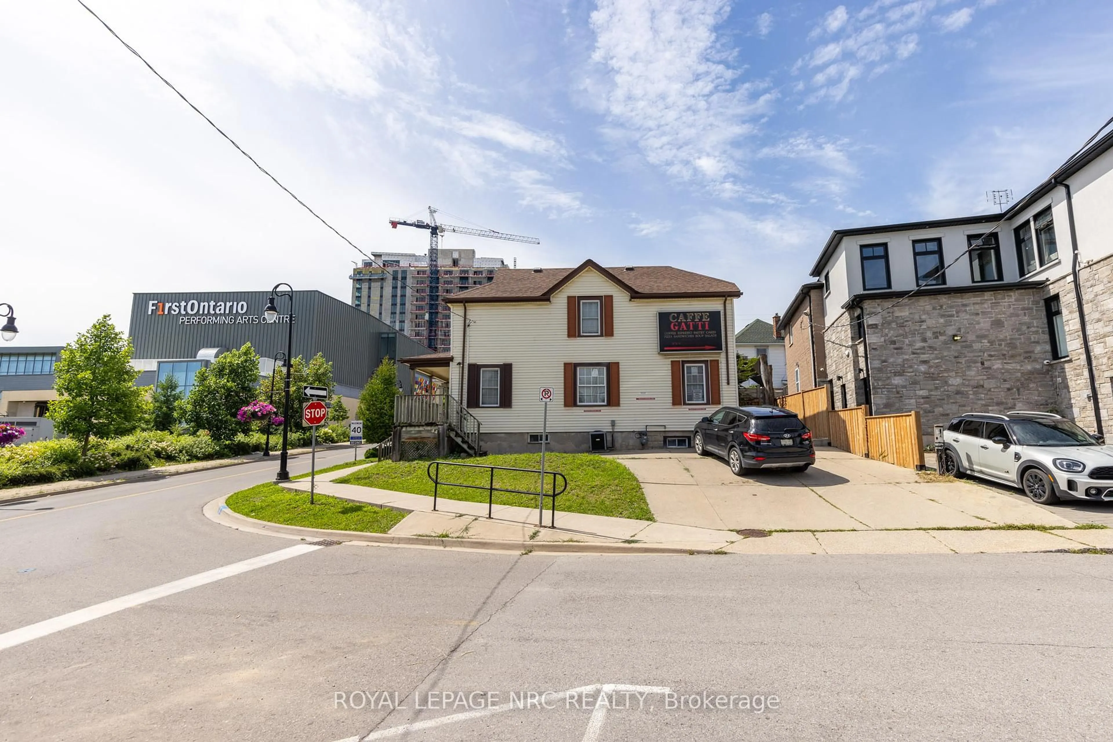 A pic from outside/outdoor area/front of a property/back of a property/a pic from drone, street for 44 Carlisle St, St. Catharines Ontario L2R 4H4