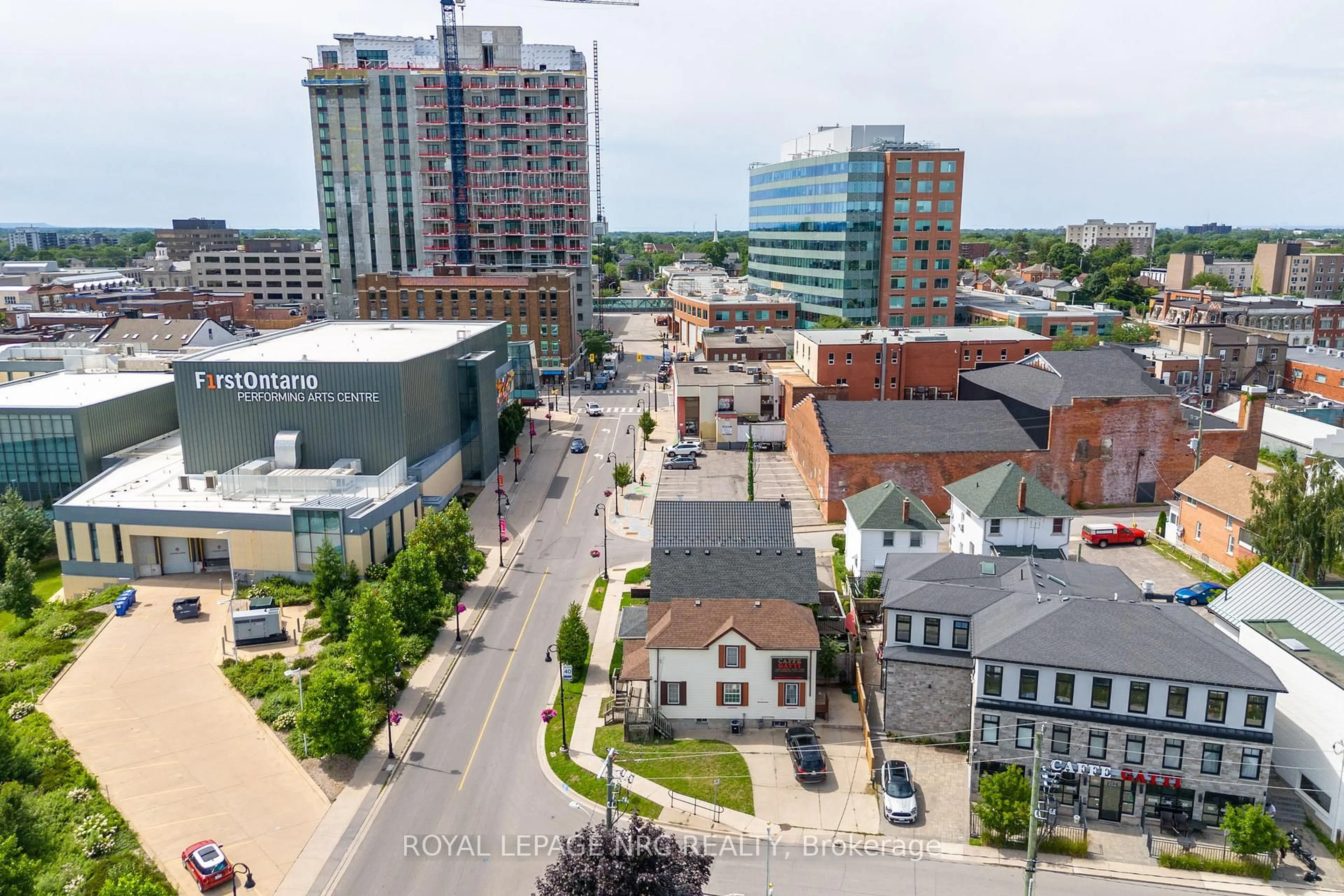 A pic from outside/outdoor area/front of a property/back of a property/a pic from drone, street for 44 Carlisle St, St. Catharines Ontario L2R 4H4