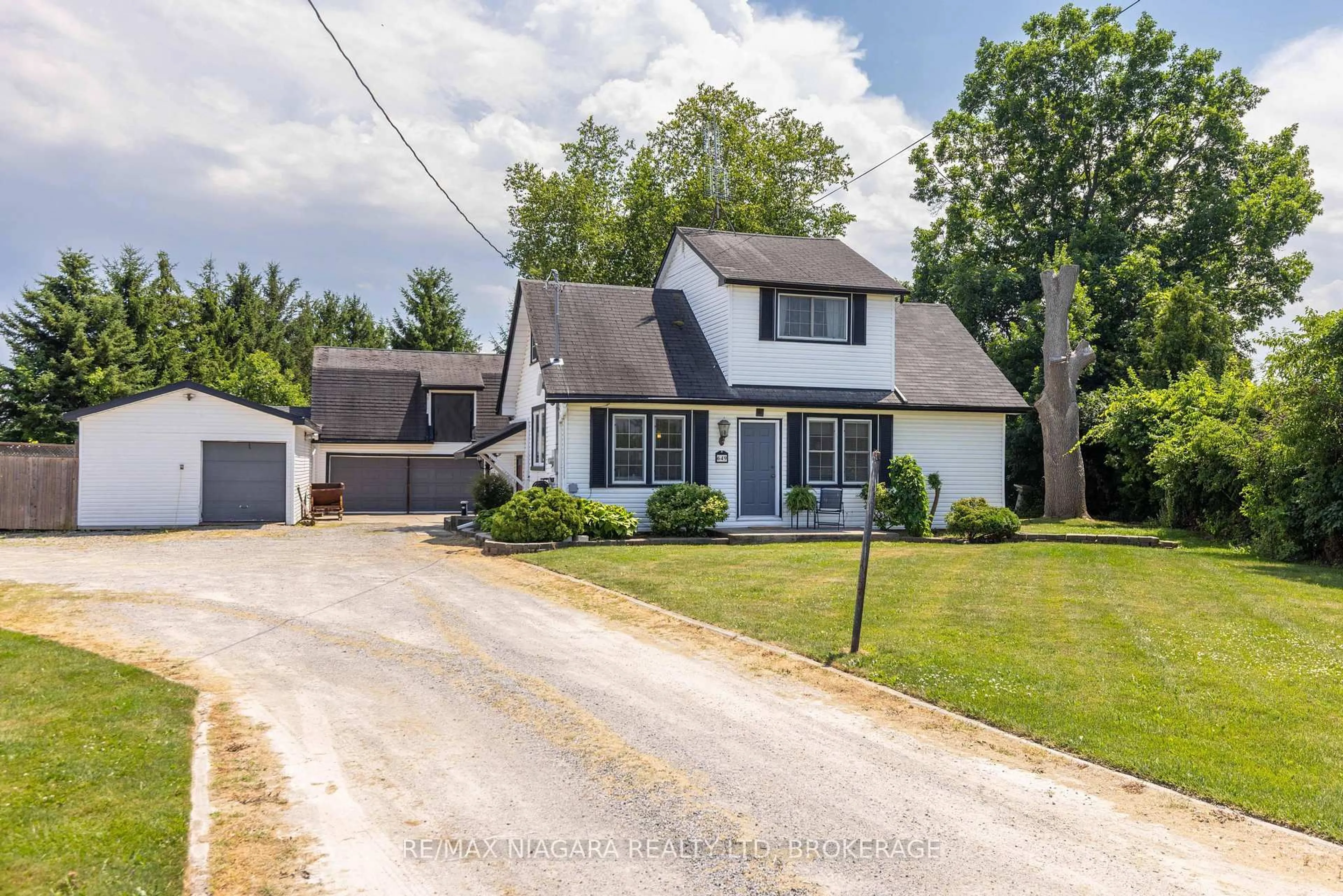 A pic from outside/outdoor area/front of a property/back of a property/a pic from drone, street for 649 Lakeshore Rd, Niagara-on-the-Lake Ontario L0S 1J0