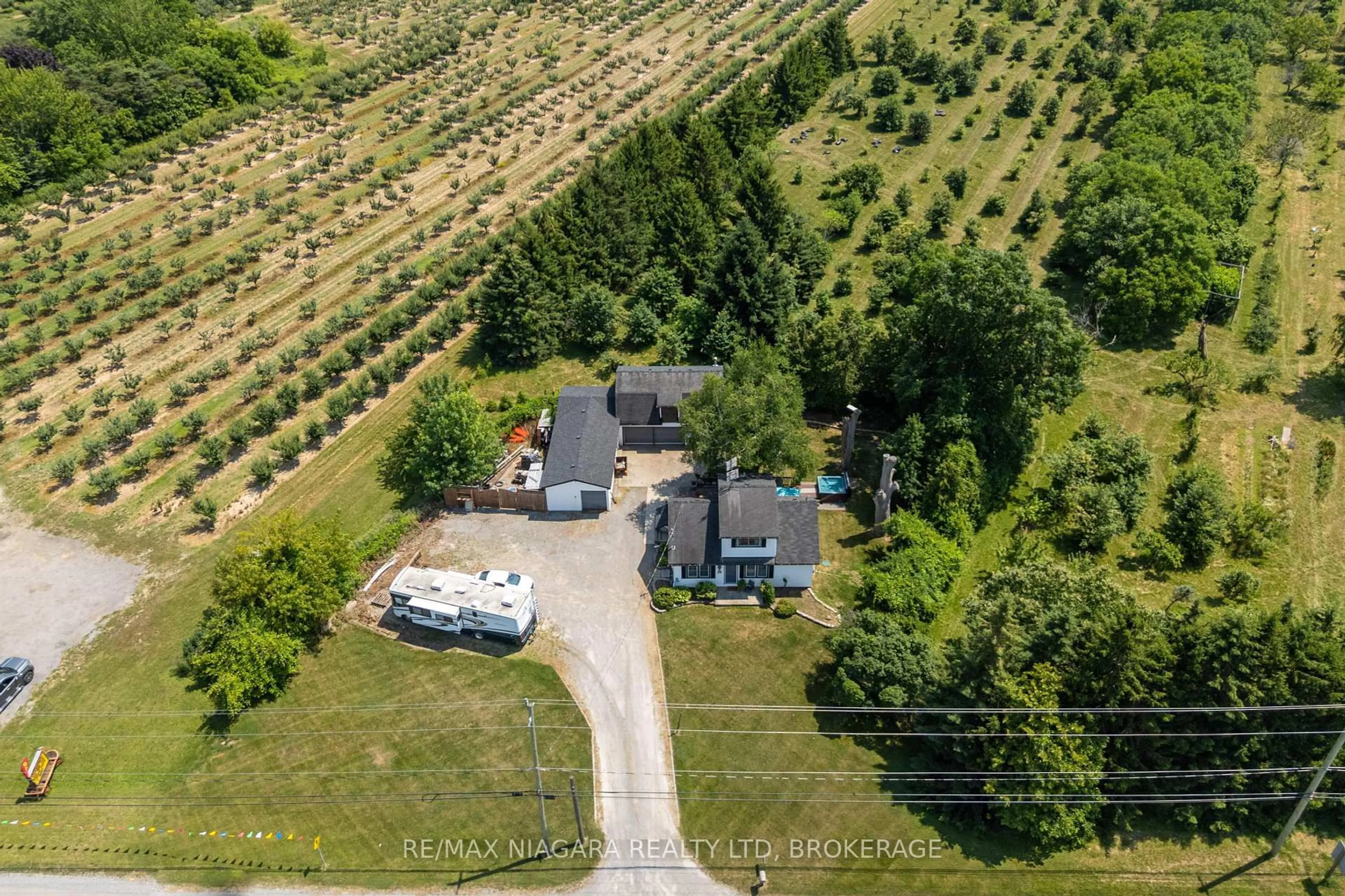 A pic from outside/outdoor area/front of a property/back of a property/a pic from drone, unknown for 649 Lakeshore Rd, Niagara-on-the-Lake Ontario L0S 1J0