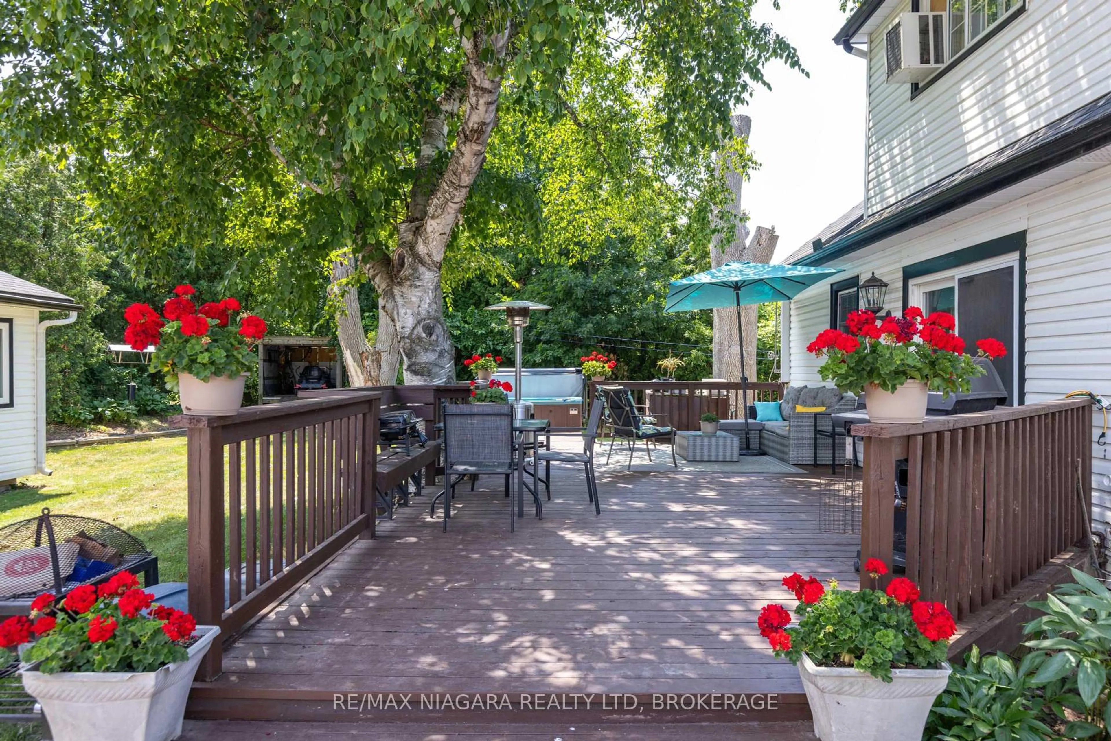 Patio, street for 649 Lakeshore Rd, Niagara-on-the-Lake Ontario L0S 1J0
