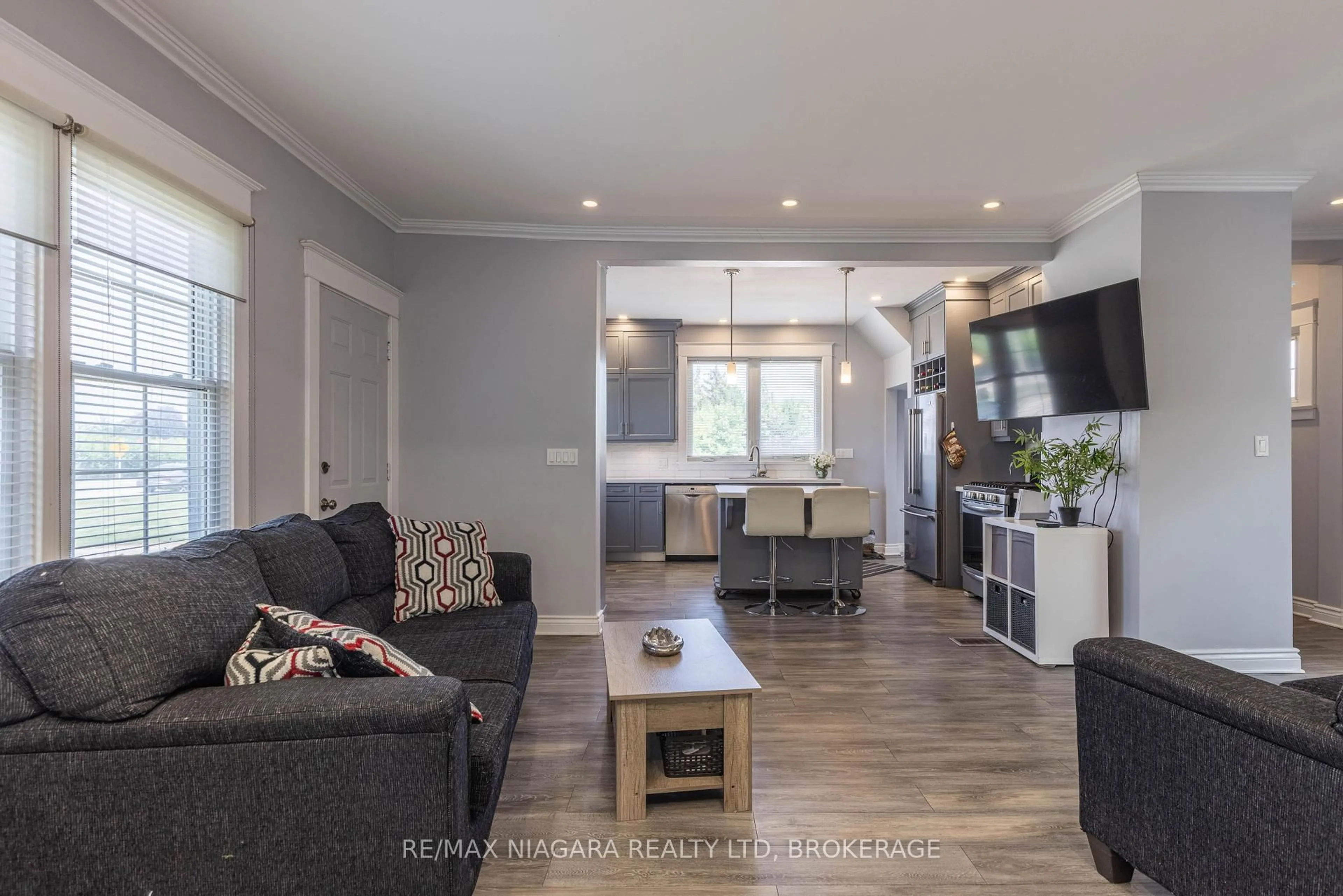 Living room with furniture, wood/laminate floor for 649 Lakeshore Rd, Niagara-on-the-Lake Ontario L0S 1J0