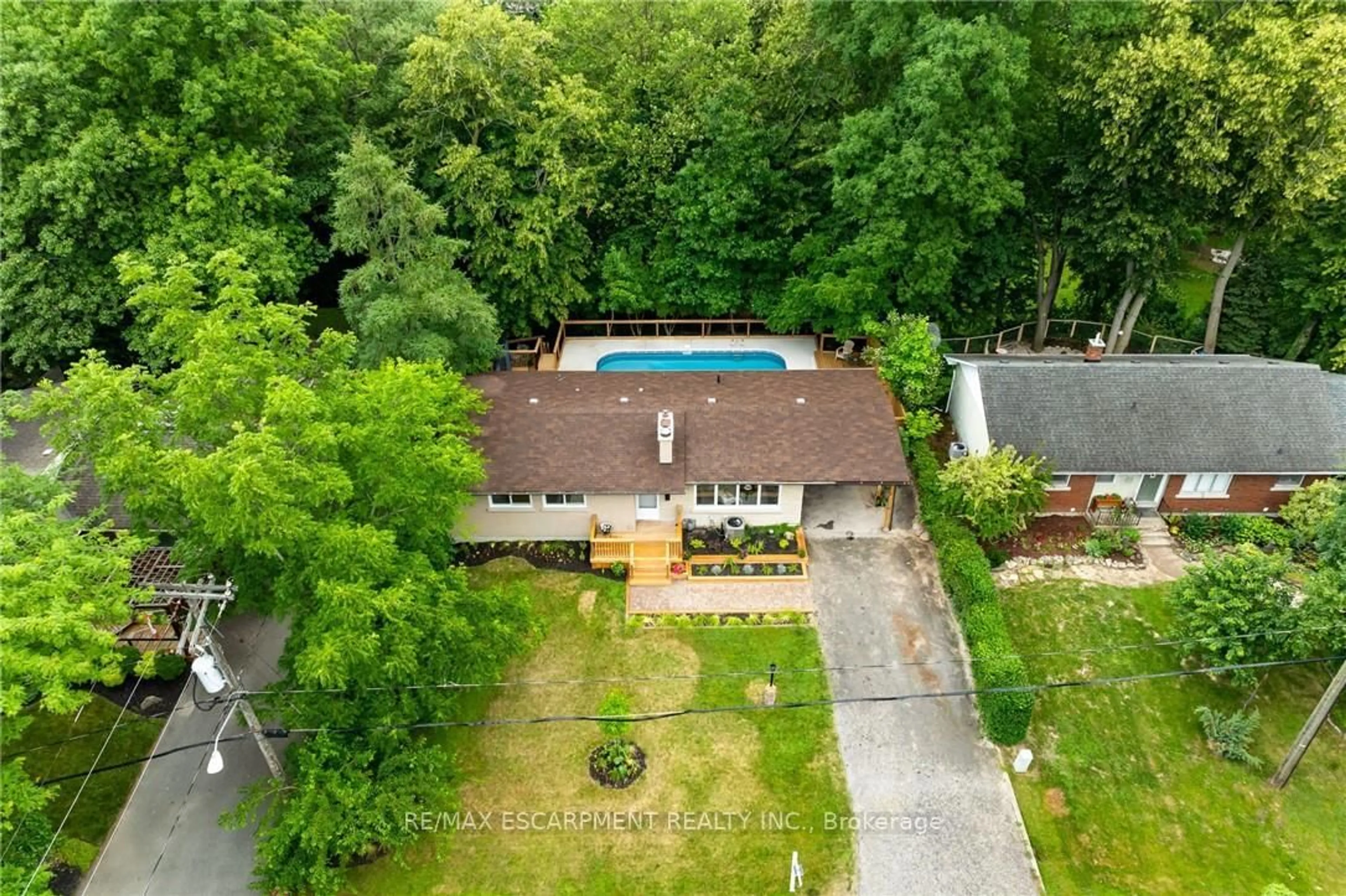 A pic from outside/outdoor area/front of a property/back of a property/a pic from drone, unknown for 36 Spring Garden Blvd, St. Catharines Ontario L2N 3P6