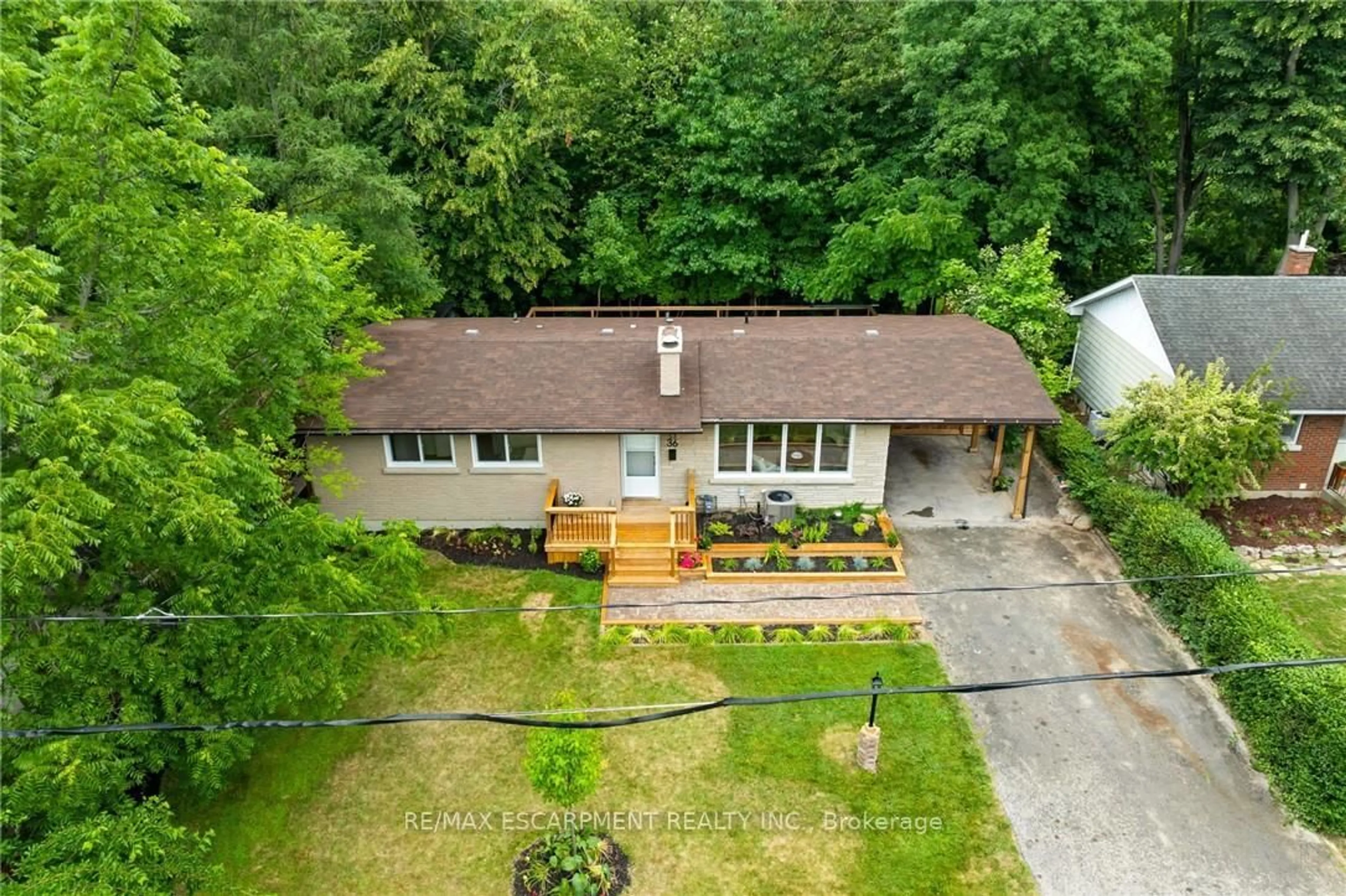 A pic from outside/outdoor area/front of a property/back of a property/a pic from drone, unknown for 36 Spring Garden Blvd, St. Catharines Ontario L2N 3P6