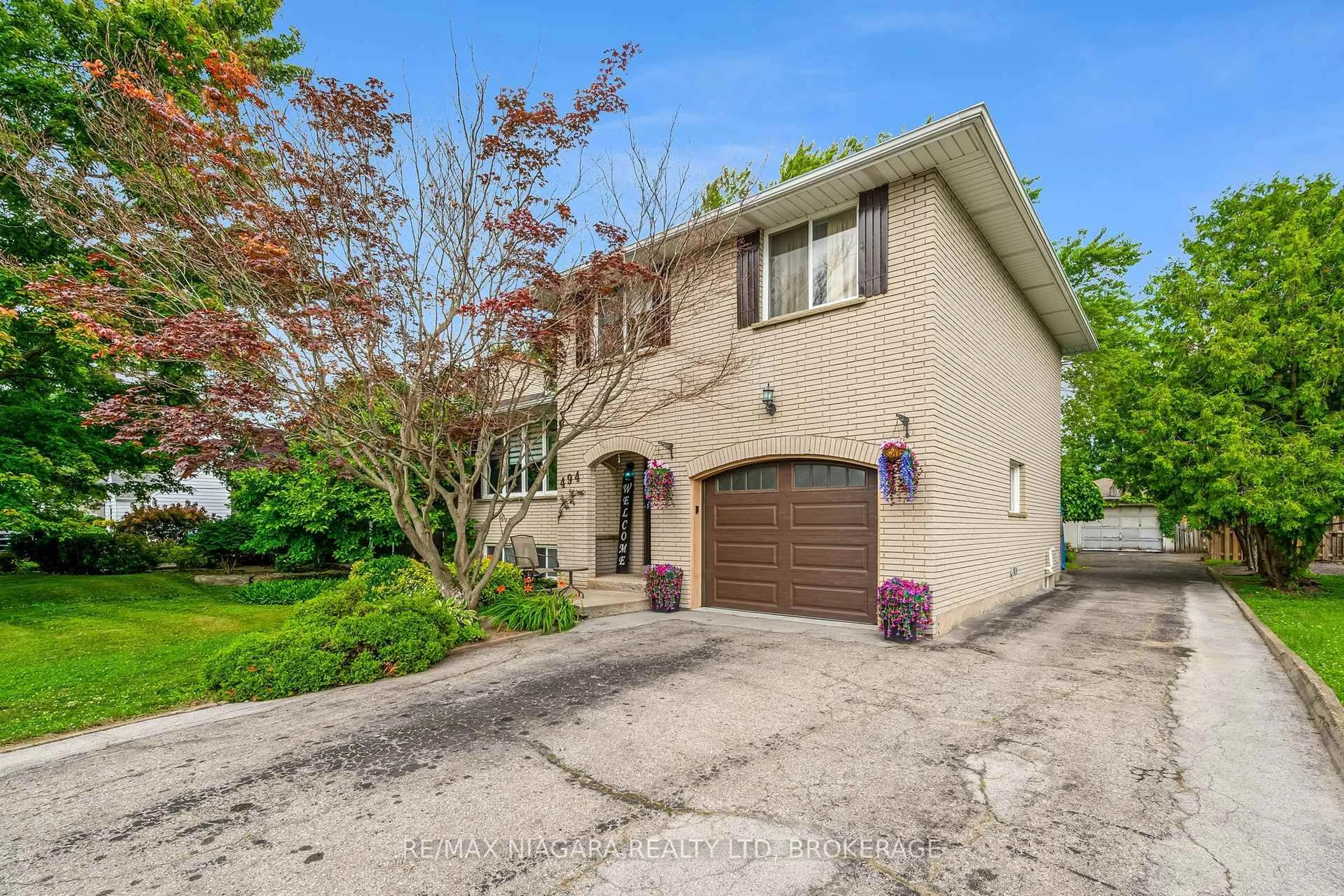 A pic from outside/outdoor area/front of a property/back of a property/a pic from drone, street for 494 Fitch St, Welland Ontario L3C 4X1