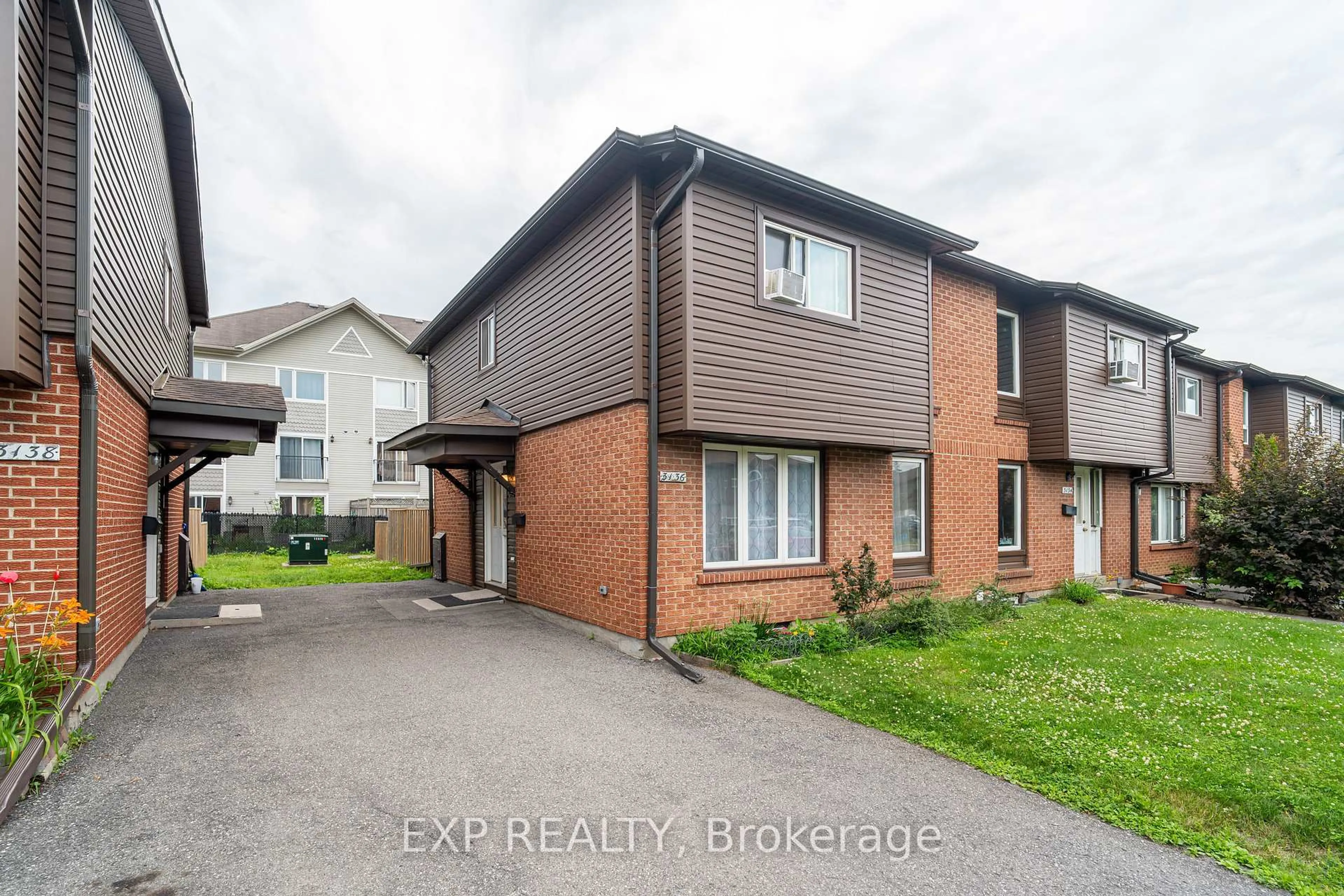 A pic from outside/outdoor area/front of a property/back of a property/a pic from drone, street for 3136 Stockton Dr #117, Gloucester Ontario K1T 1S1