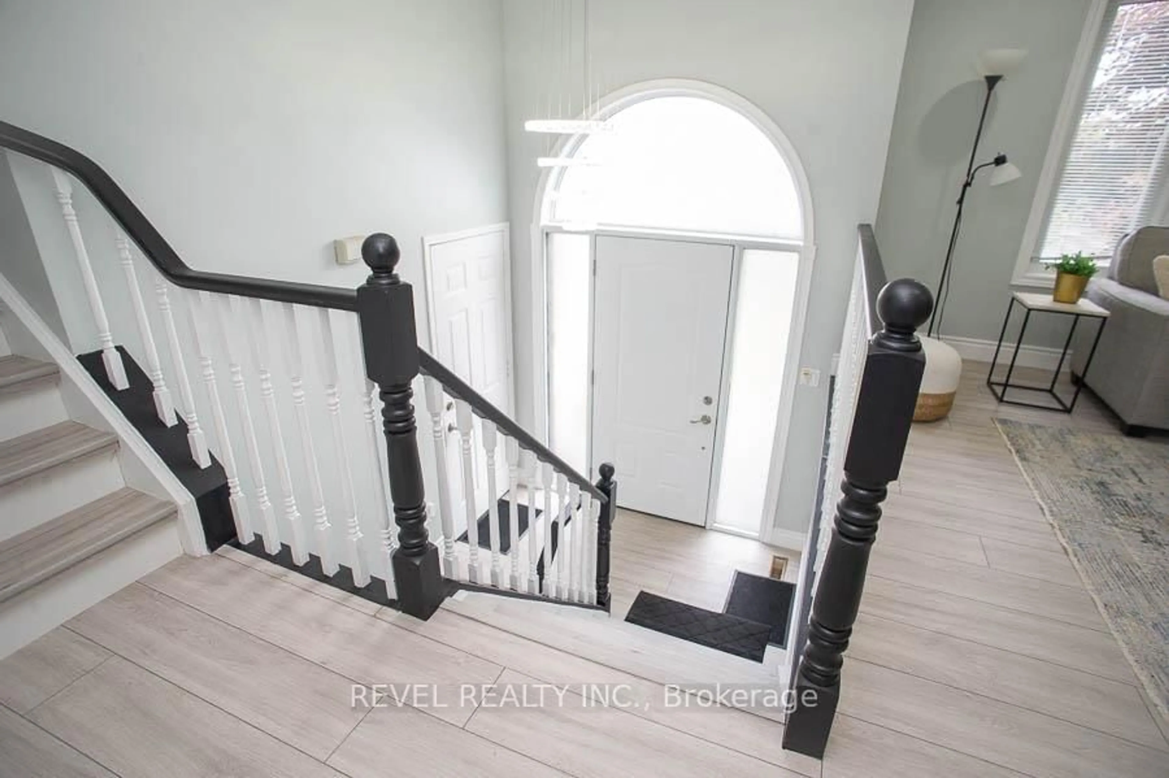Indoor entryway for 11 Maplecrest Lane, Brantford Ontario N3R 7V1