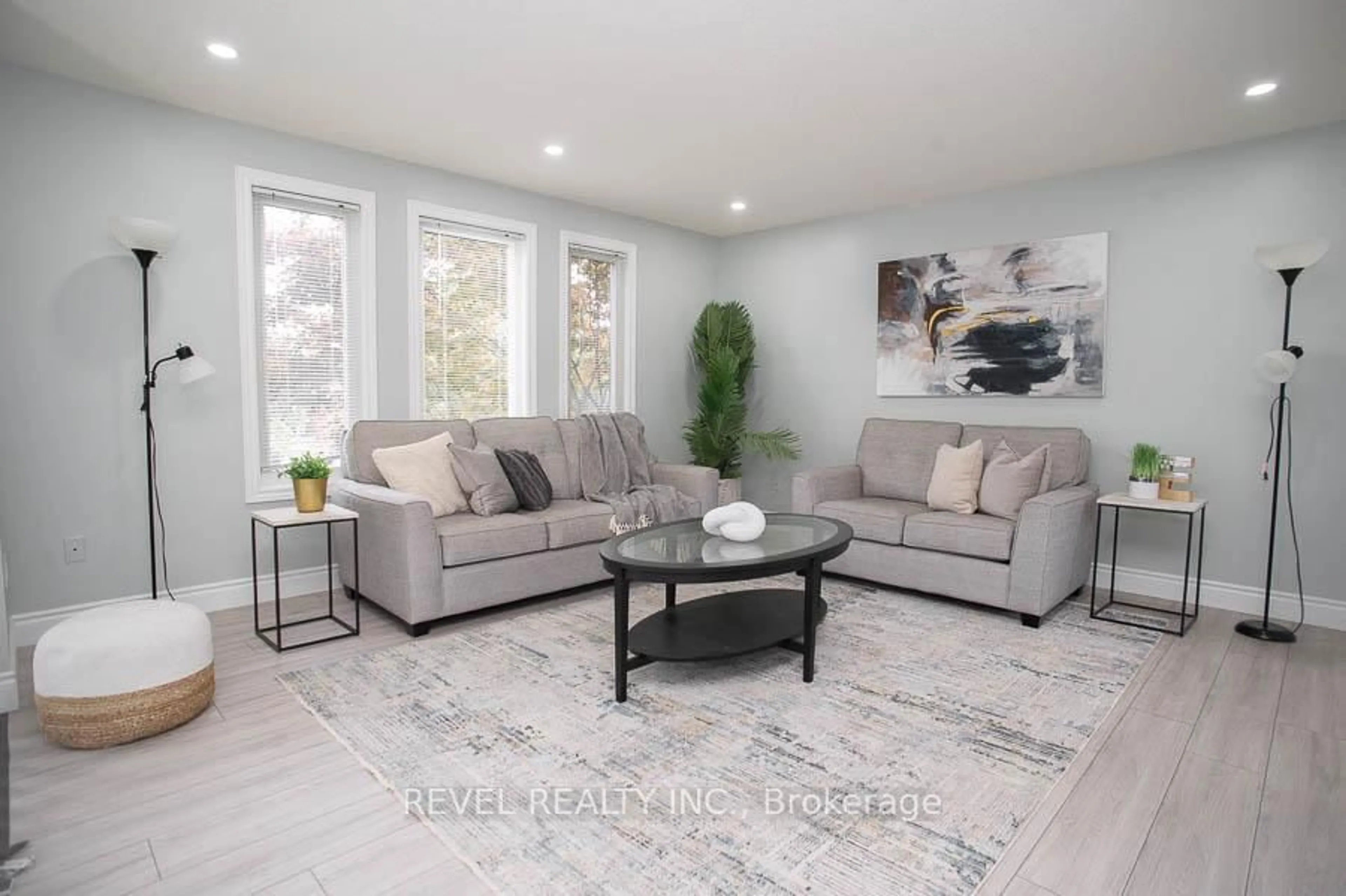 Living room with furniture, unknown for 11 Maplecrest Lane, Brantford Ontario N3R 7V1