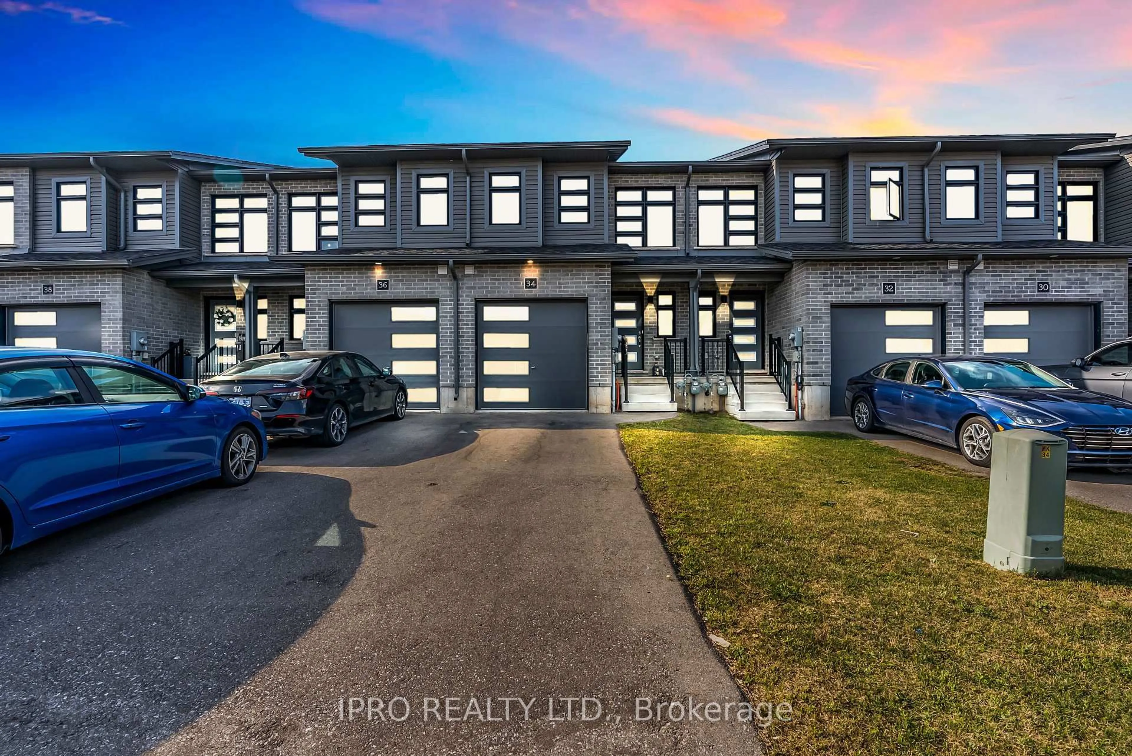 A pic from outside/outdoor area/front of a property/back of a property/a pic from drone, building for 34 Wilkinson Ave, Cambridge Ontario N1S 0E2