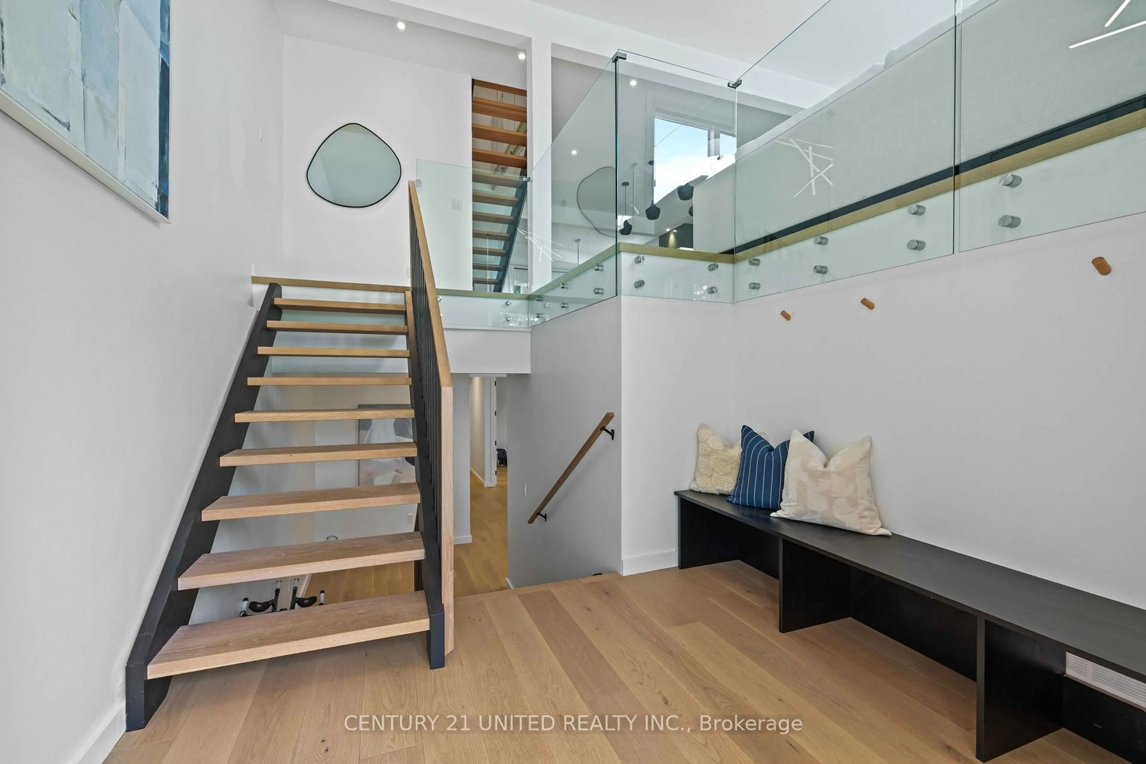 Indoor foyer for 1213 Grandview Ave, Peterborough Central Ontario K9J 5P7