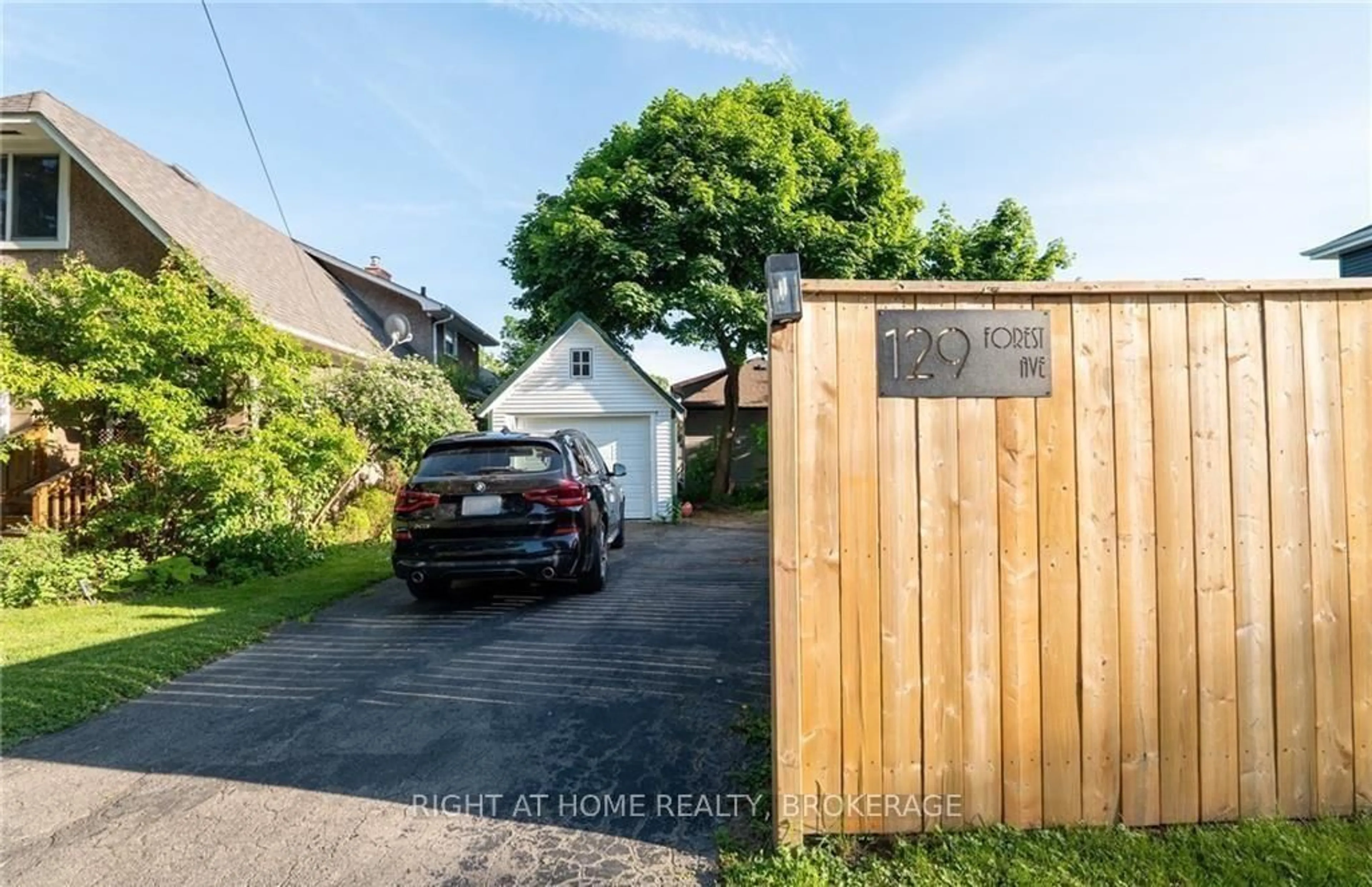 A pic from outside/outdoor area/front of a property/back of a property/a pic from drone, street for 129 FOREST Ave, Port Colborne Ontario L3K 5E5