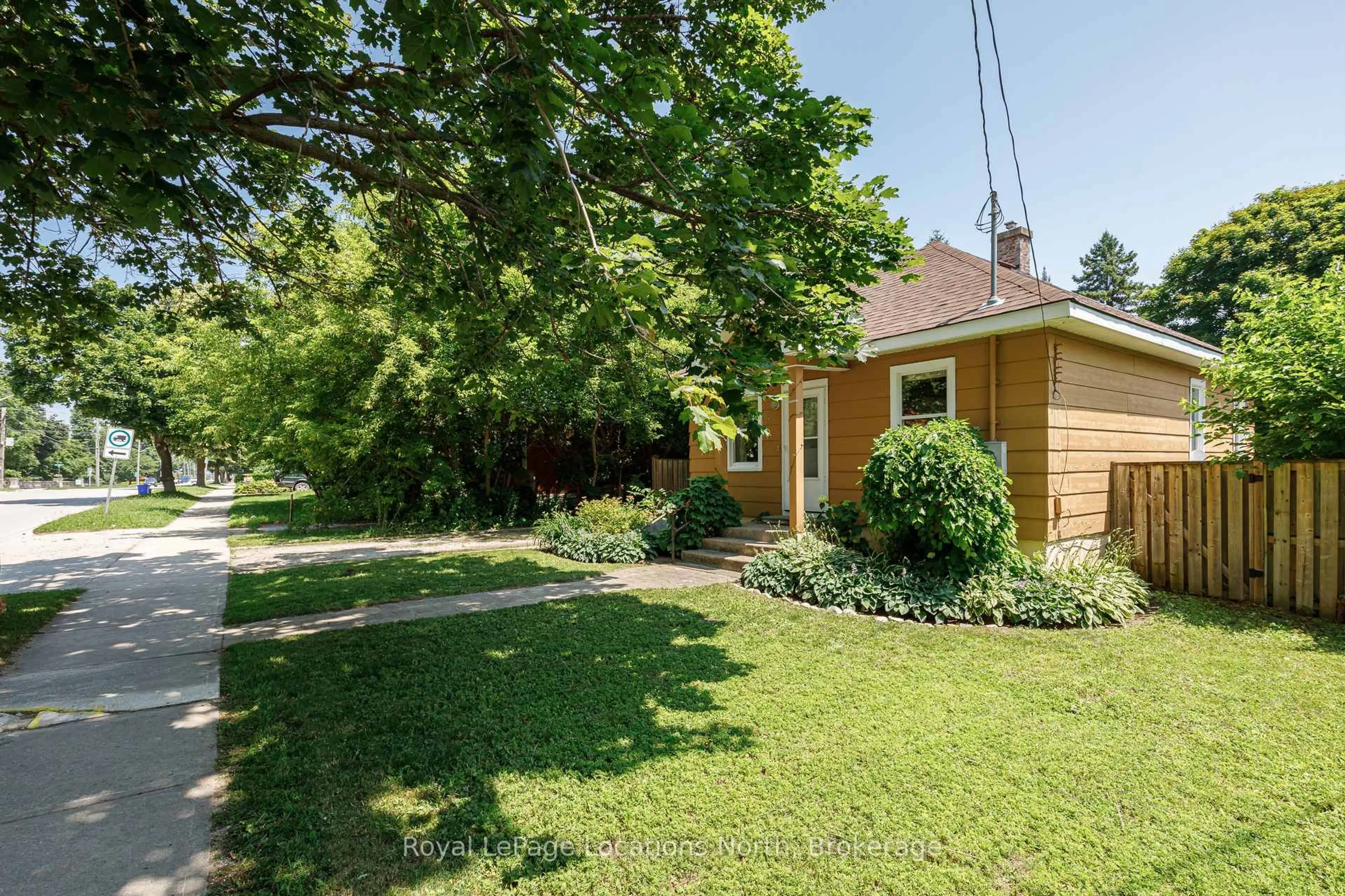 A pic from outside/outdoor area/front of a property/back of a property/a pic from drone, street for 113 Bruce St, Blue Mountains Ontario N0H 2P0