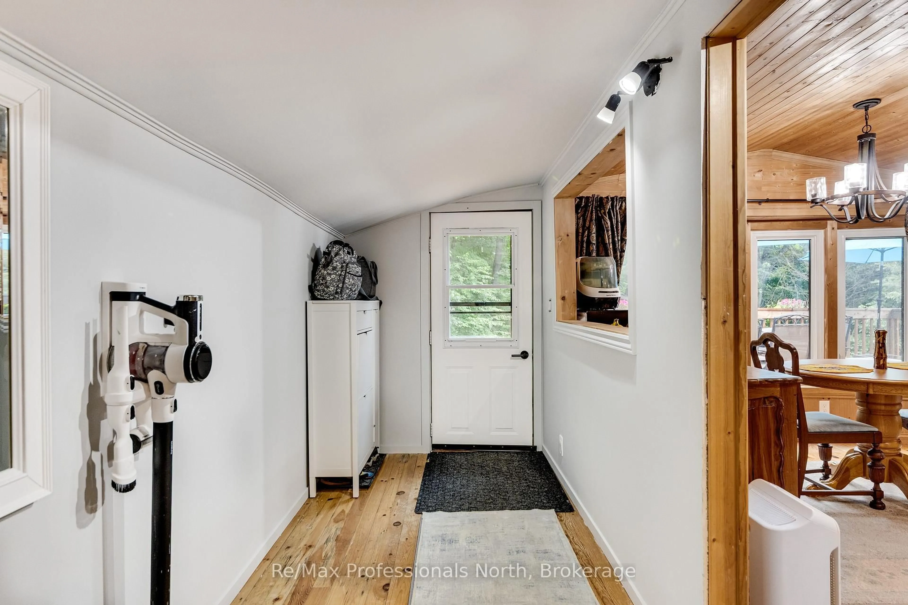 Indoor entryway for 1028 Inverness Rd, Muskoka Lakes Ontario P0B 1M0