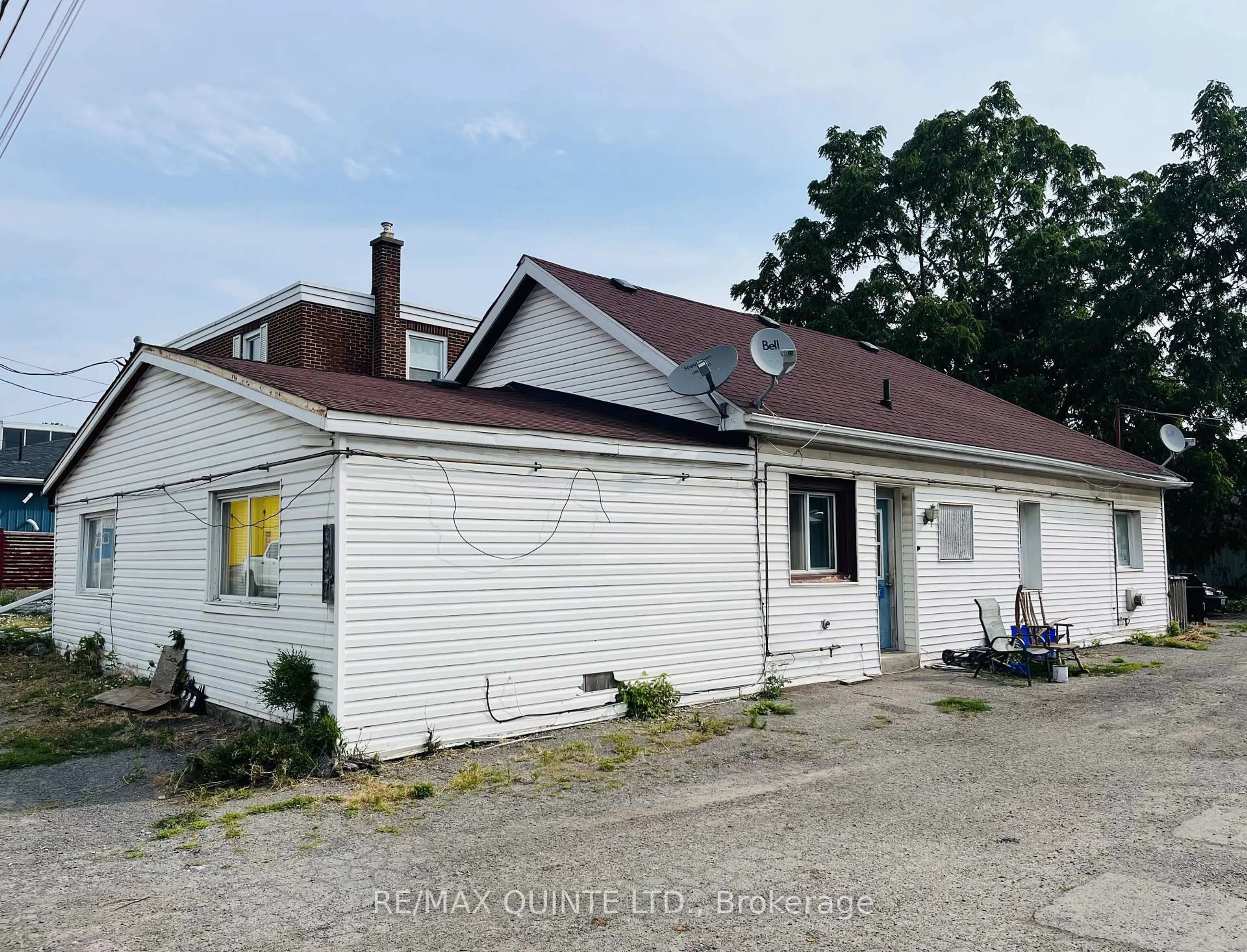 A pic from outside/outdoor area/front of a property/back of a property/a pic from drone, building for 337 Coleman St, Belleville Ontario K8P 3J3
