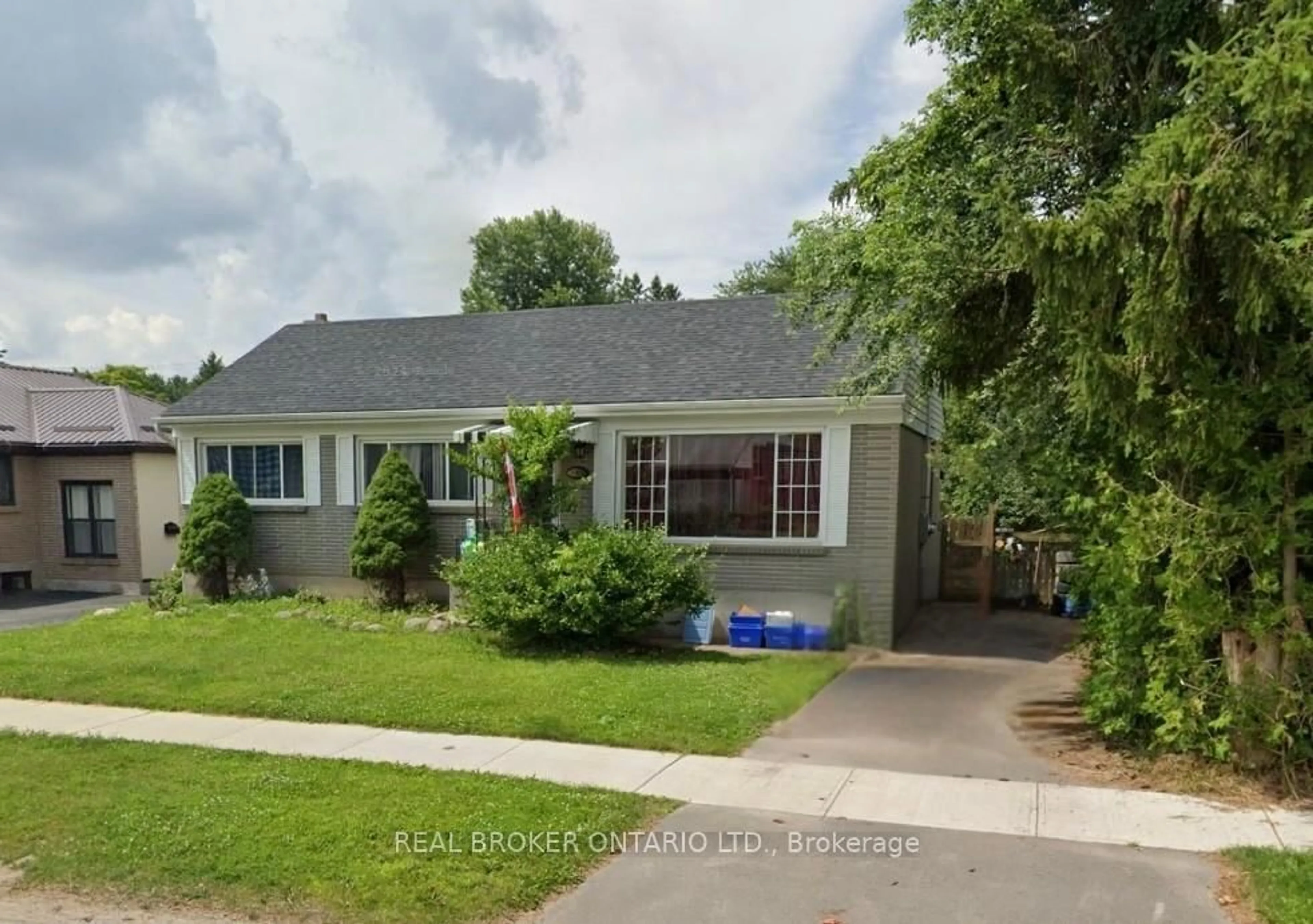 A pic from outside/outdoor area/front of a property/back of a property/a pic from drone, street for 887 Philip St, Peterborough North Ontario K9H 6E4